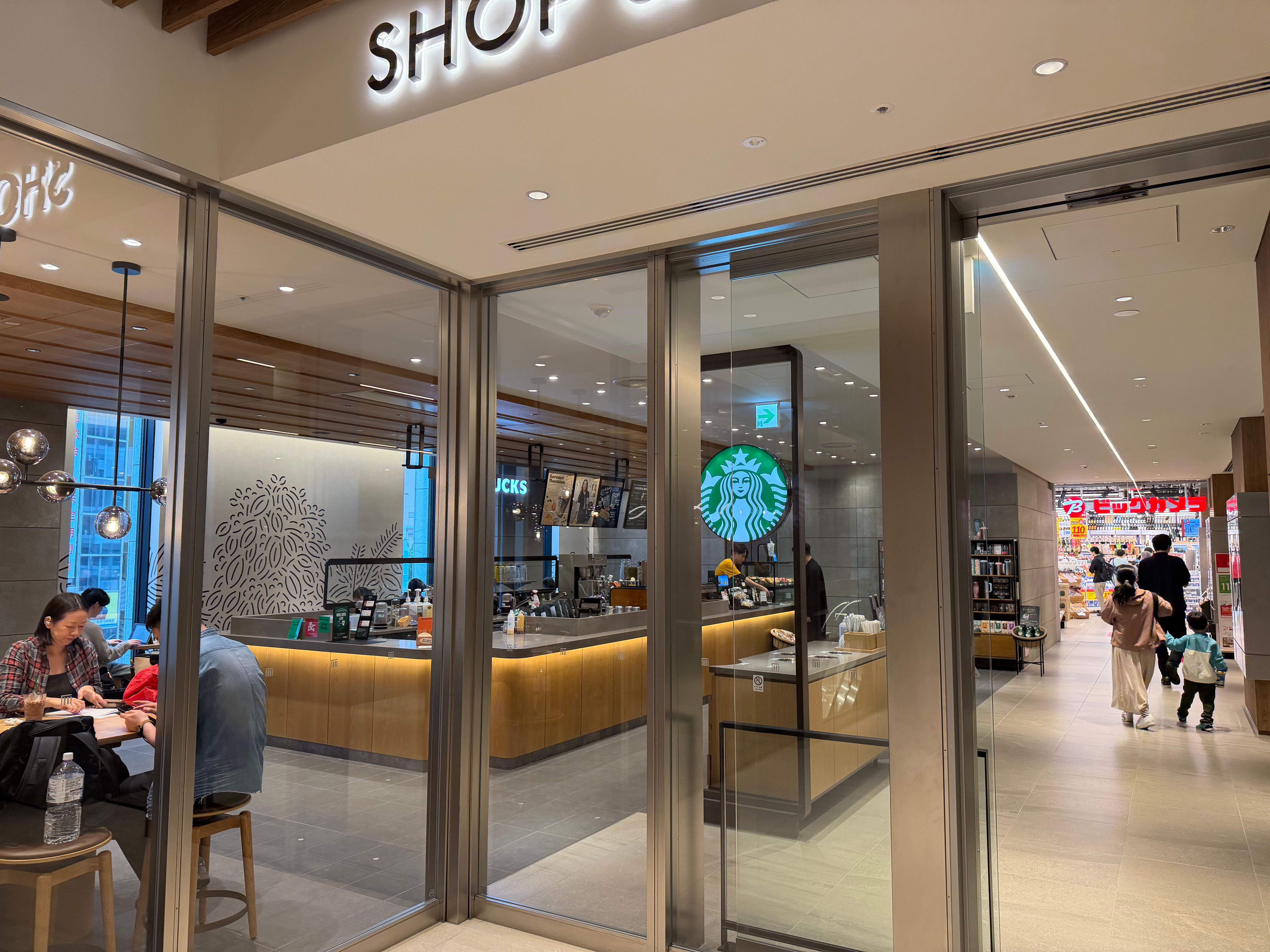 スターバックスは比較的空いている