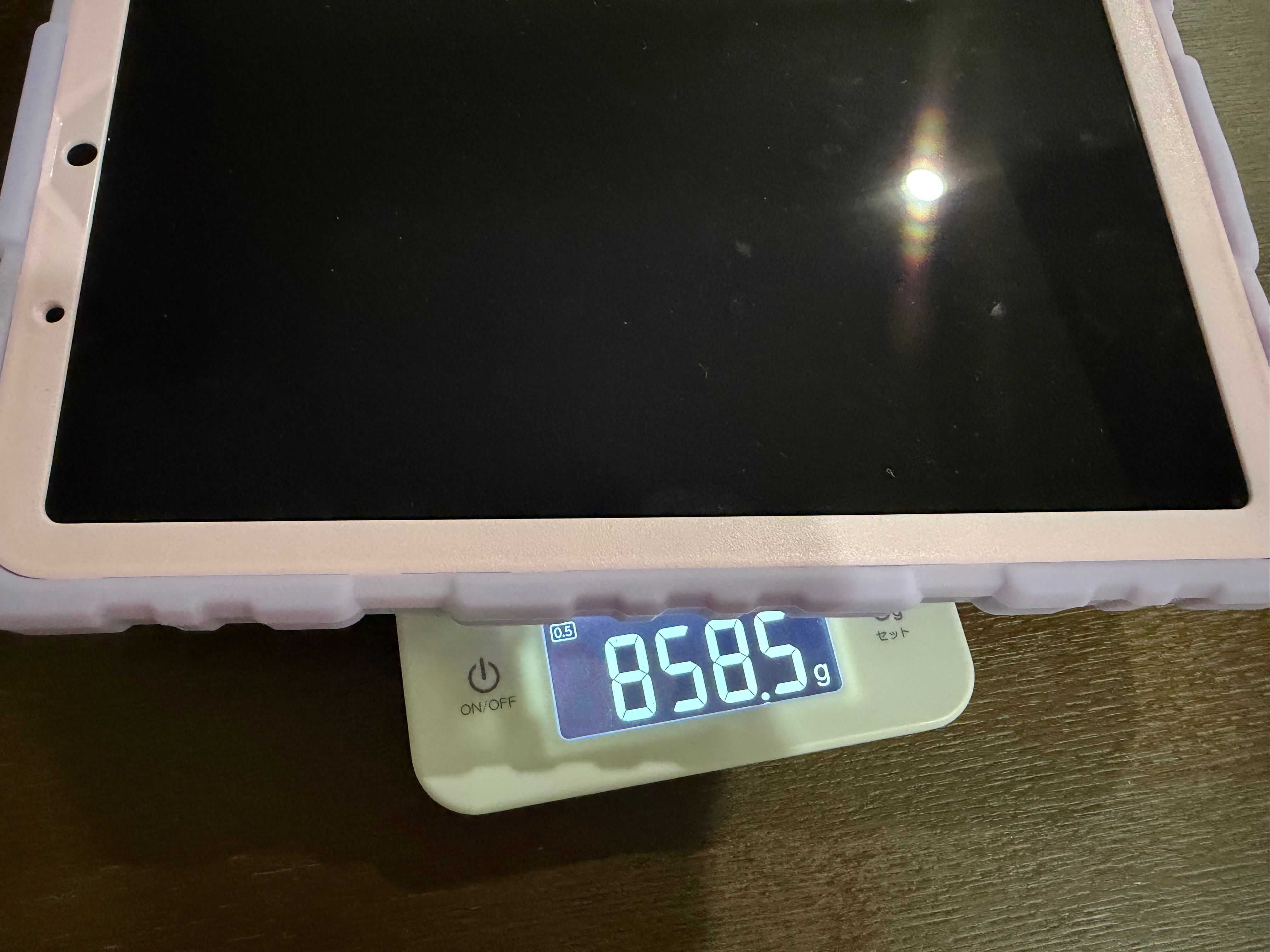 ケースも付けた場合の重量は 858.5g となる