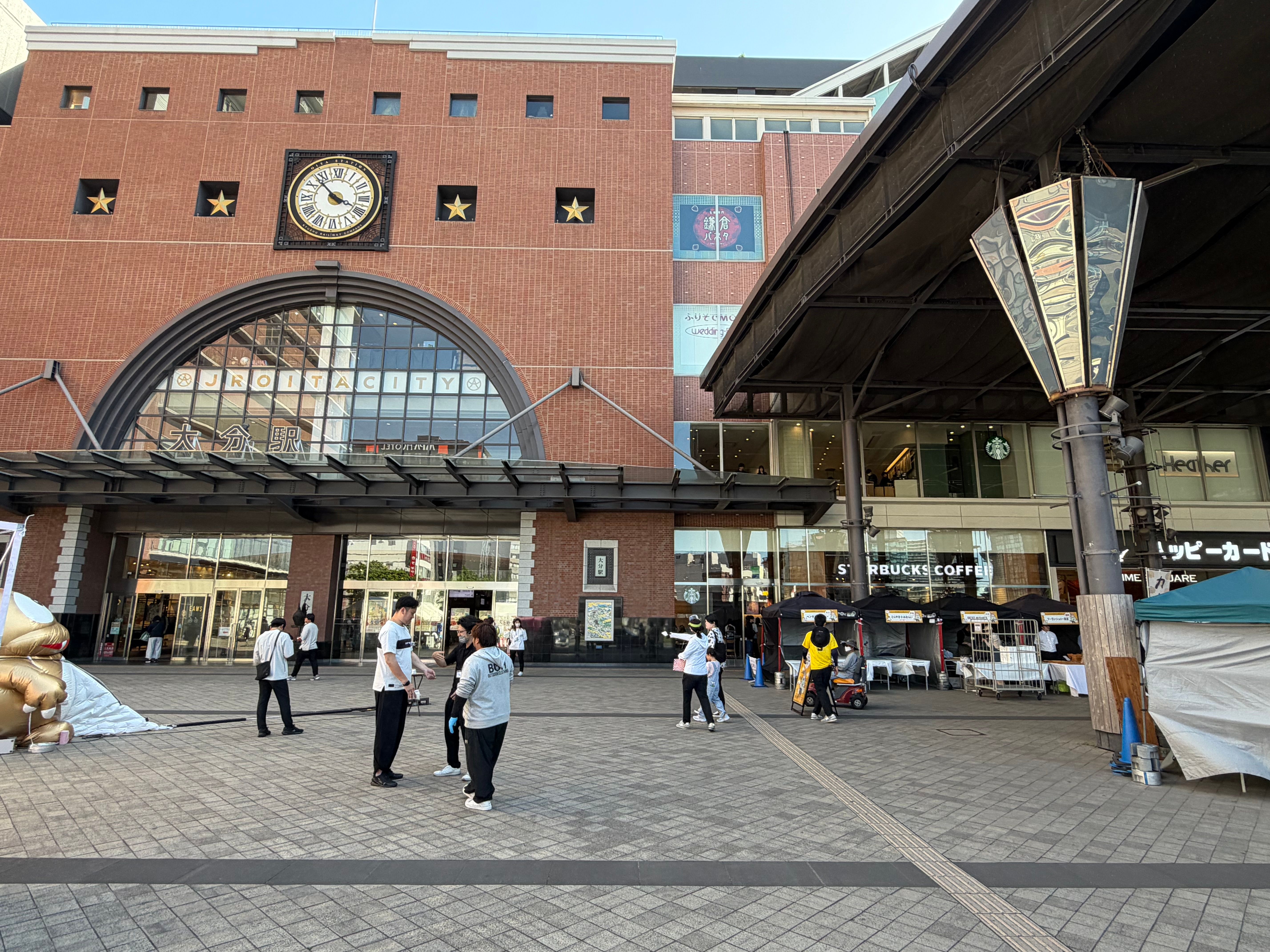 駅ビルの中の 1 階と 2 階にあります