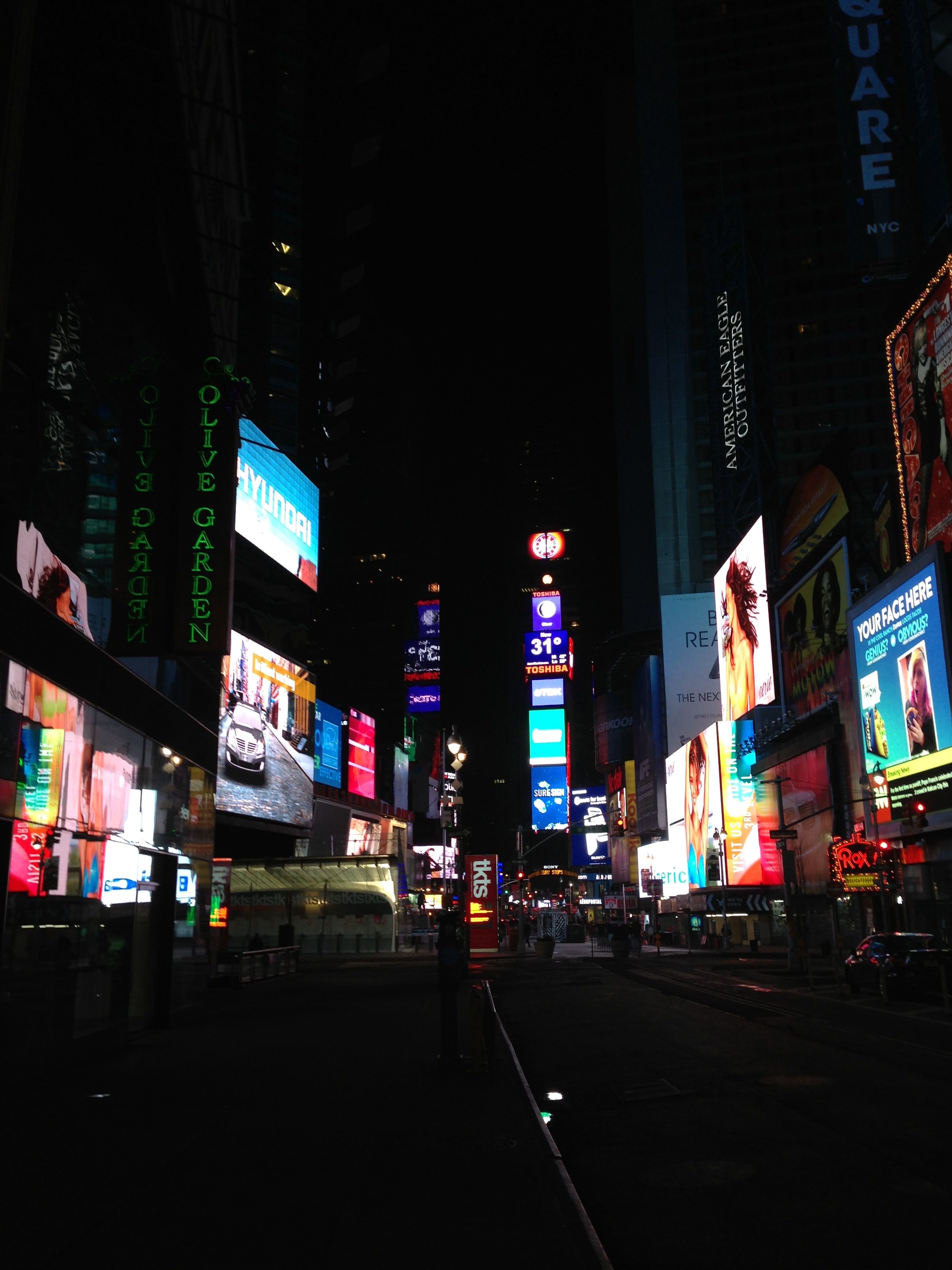 まだ真っ暗なタイムズスクエア
