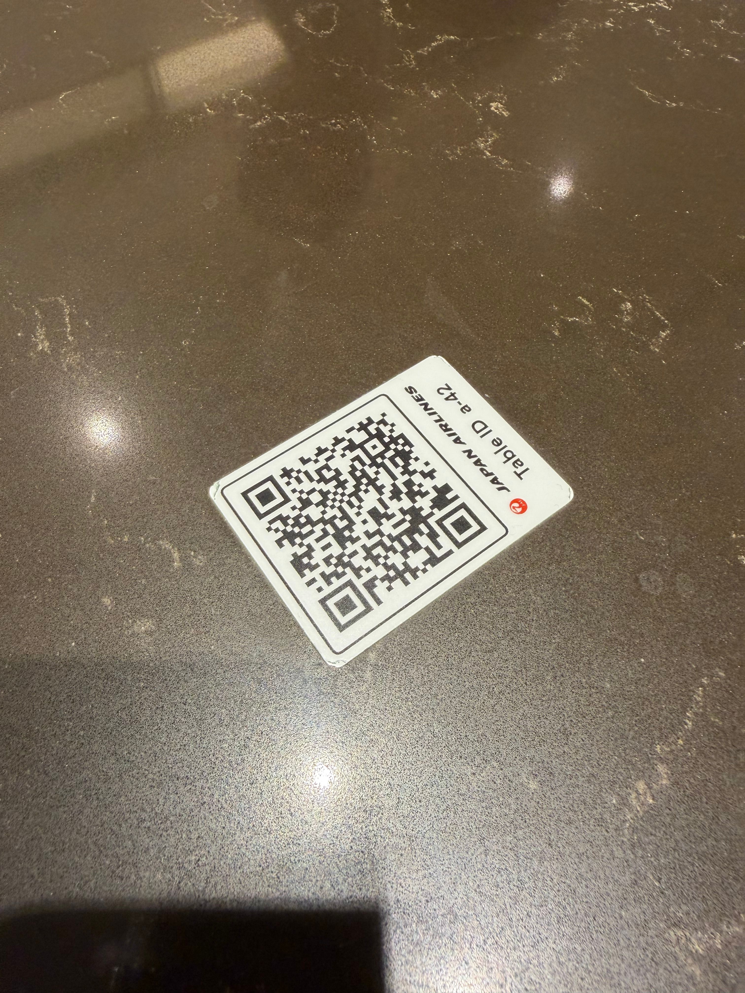 テーブルに QR コードが