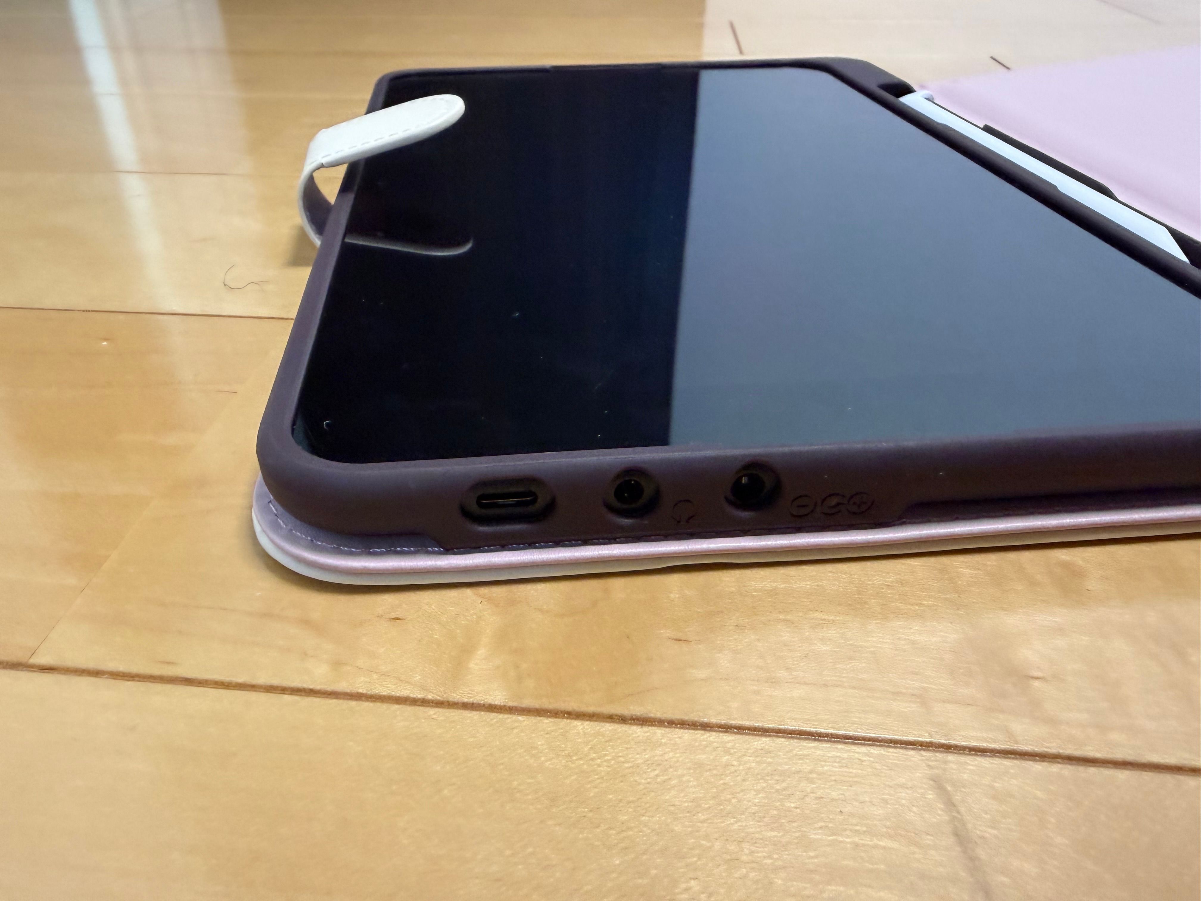 こちらは流石に USB-C 端子で充電できる