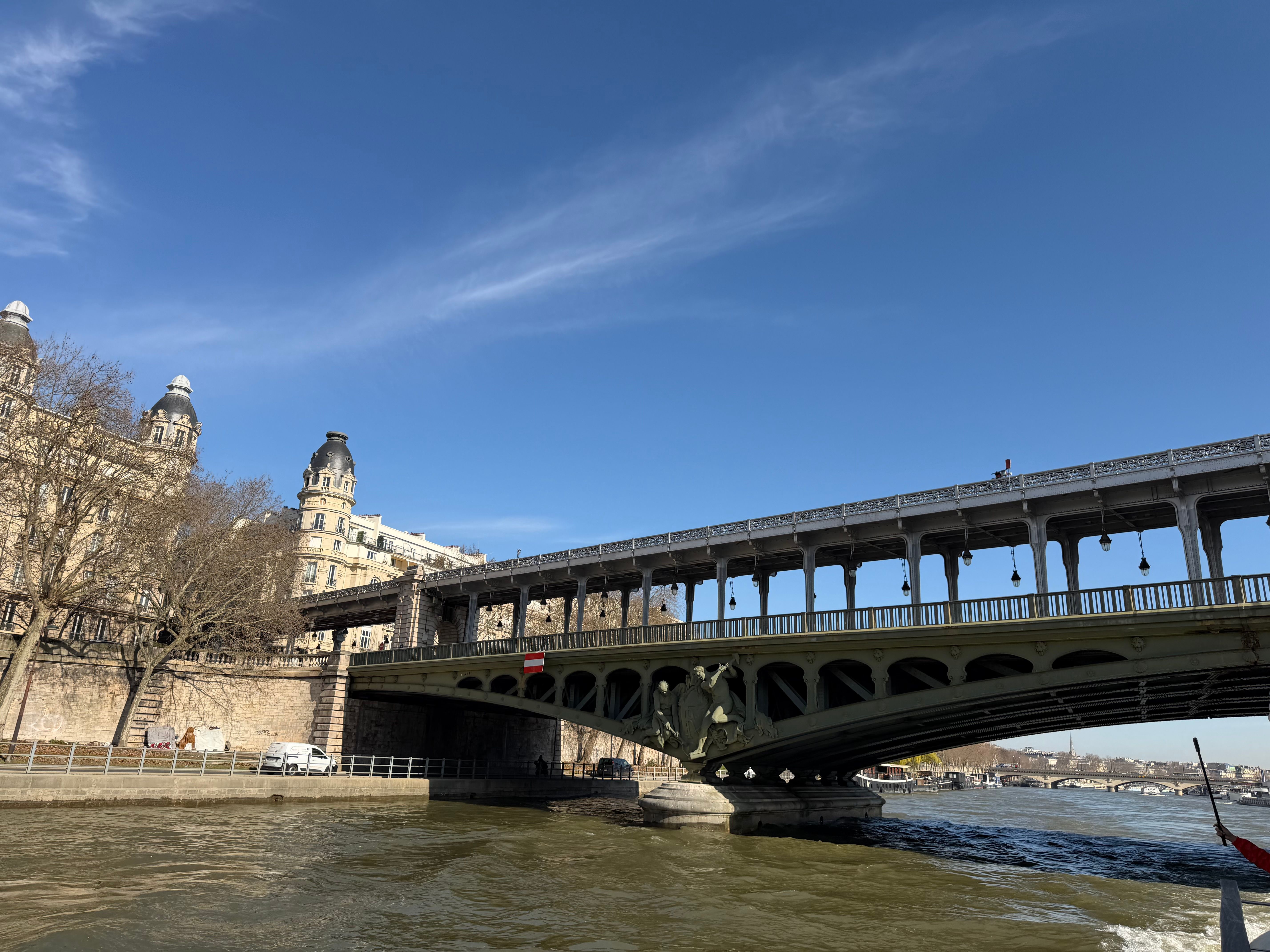 橋の上は鉄道という設計