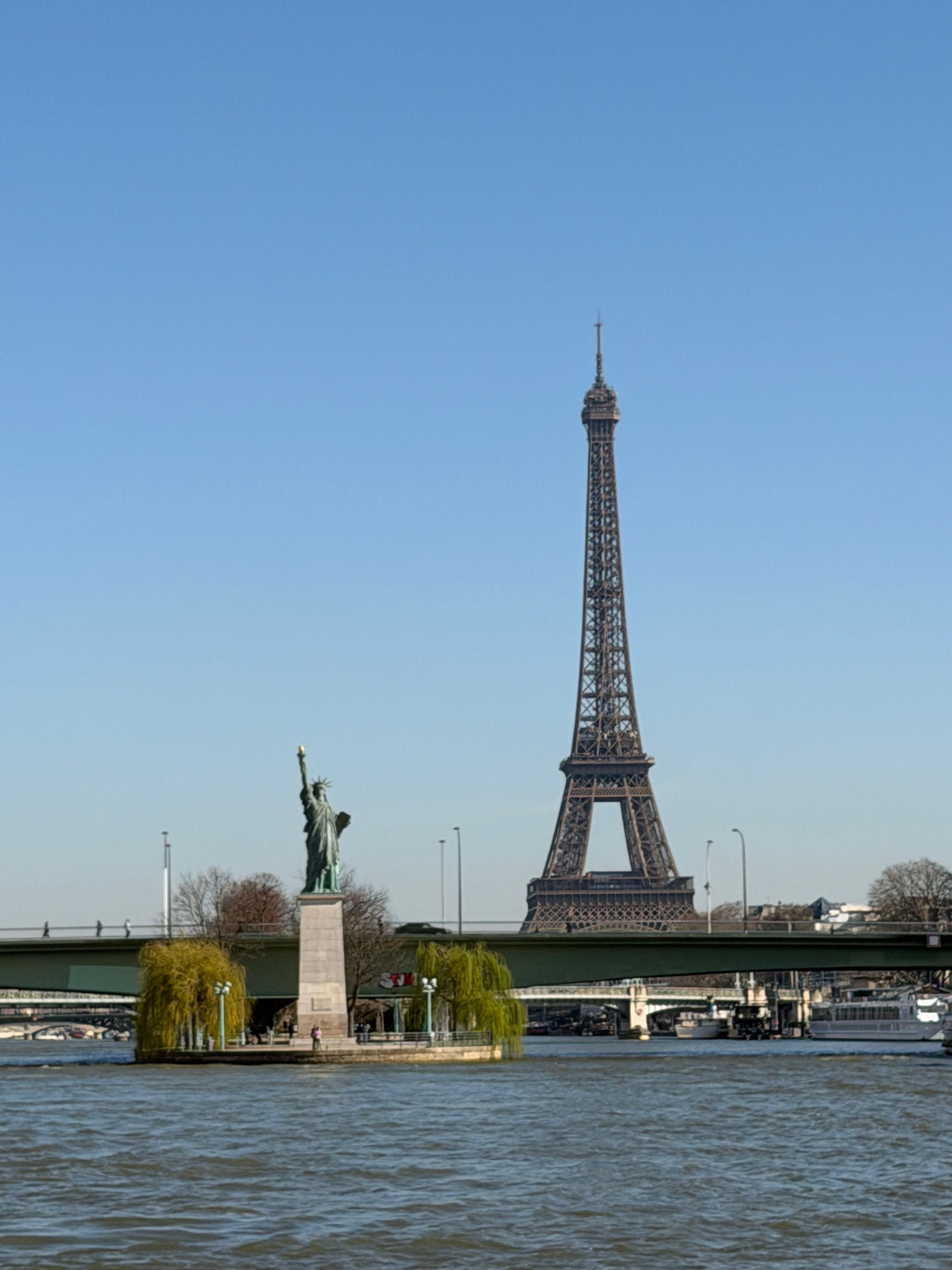自由の女神とエッフェル塔