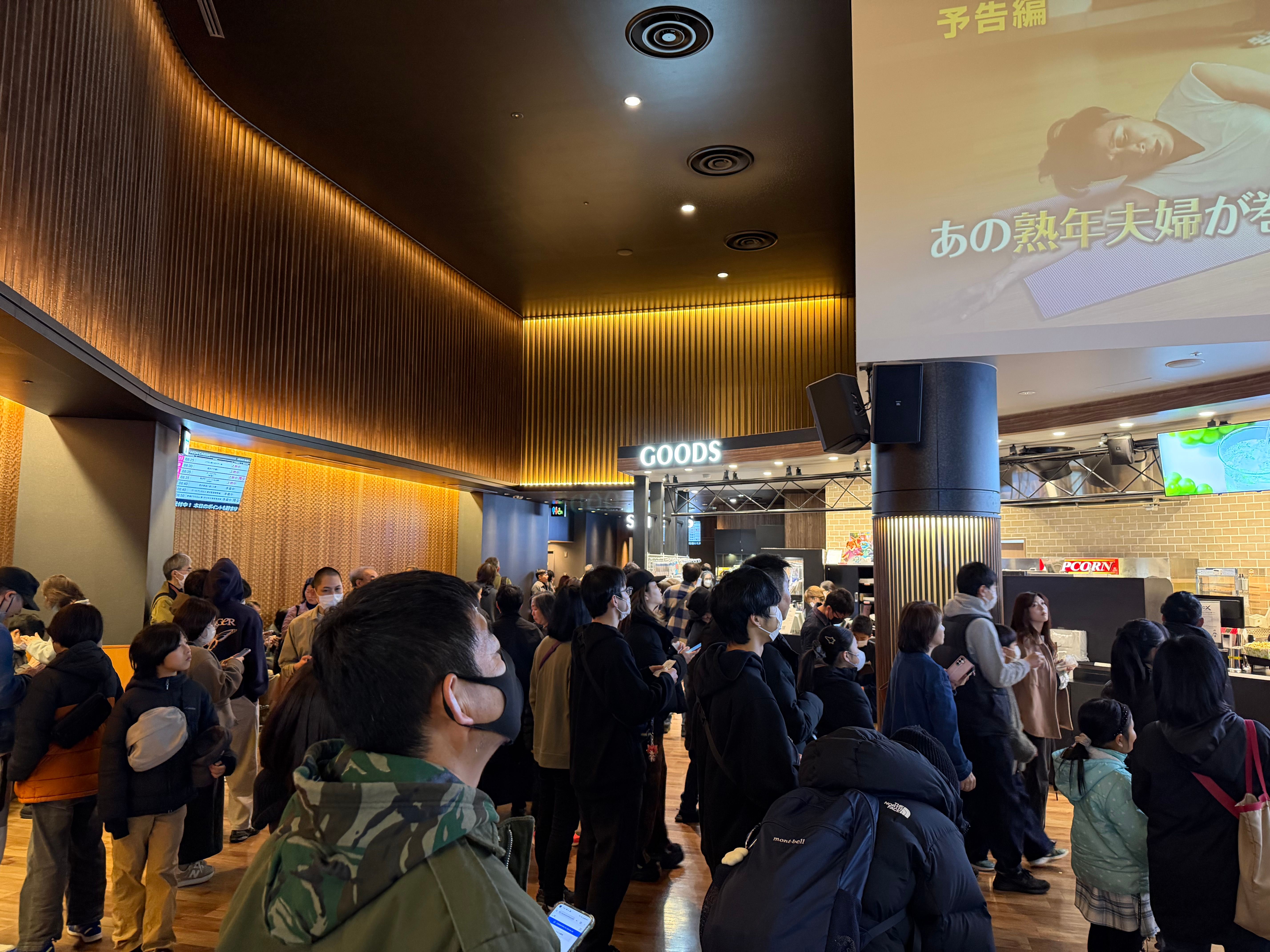 映画館は満員！朝一からこんなに人が
