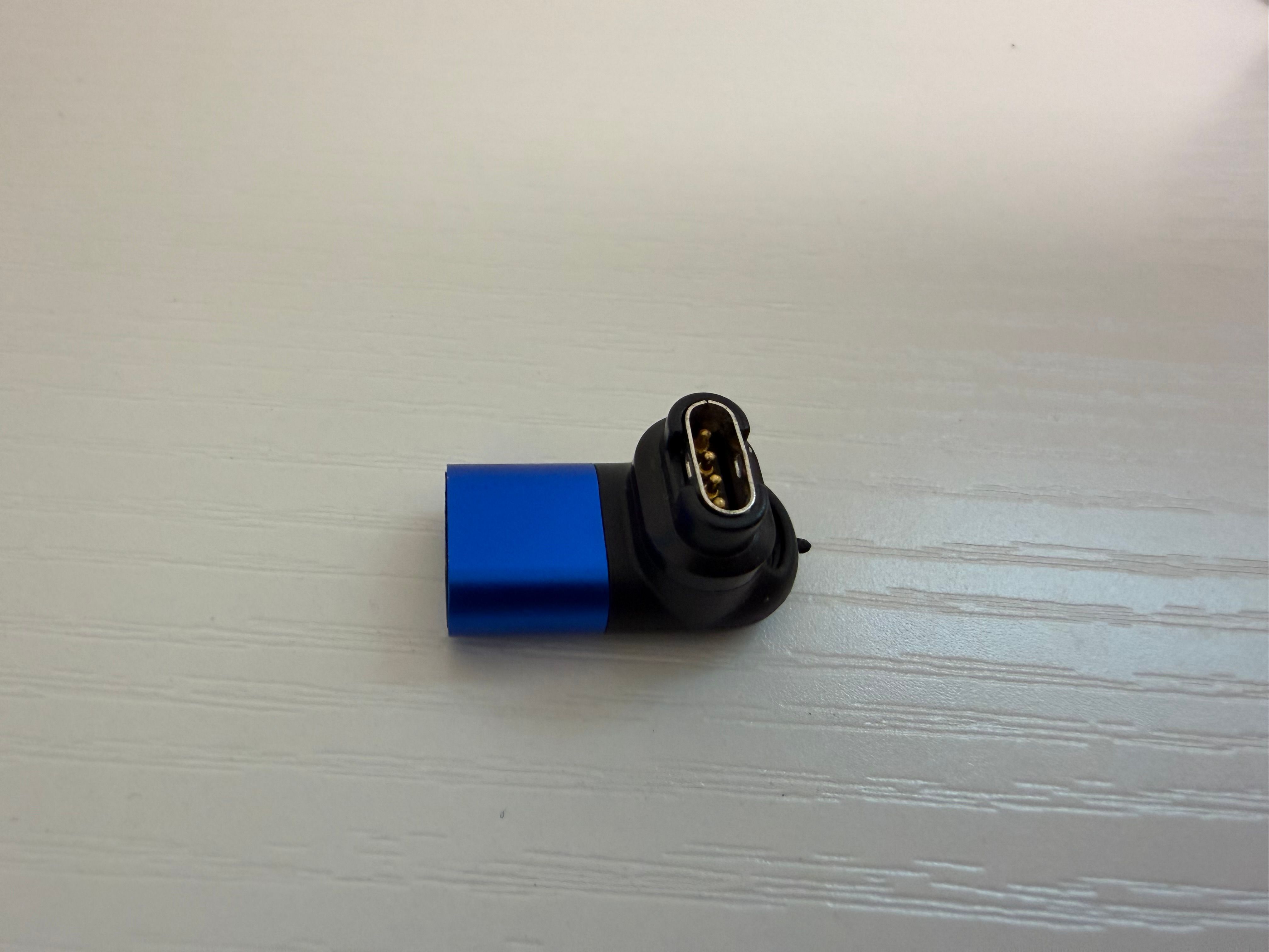 Type-C変換アダプターなので、USB-C の先に付ければ OK