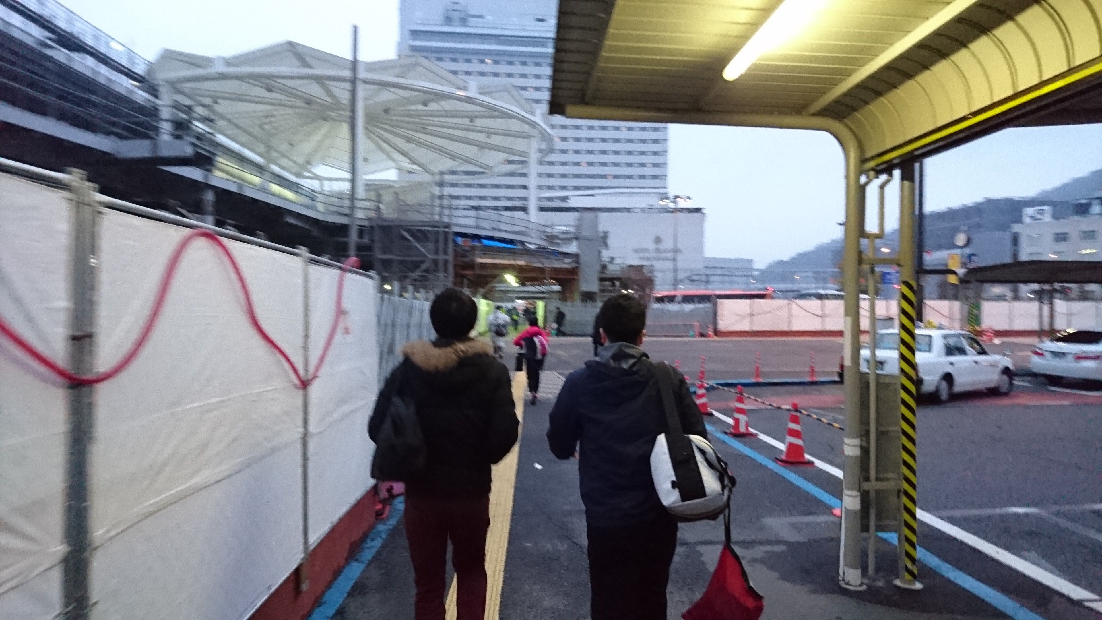 バス停に向かう