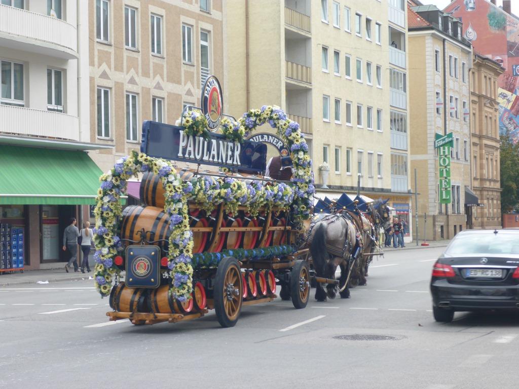 メーカーから馬がビールを引いて持って来ます