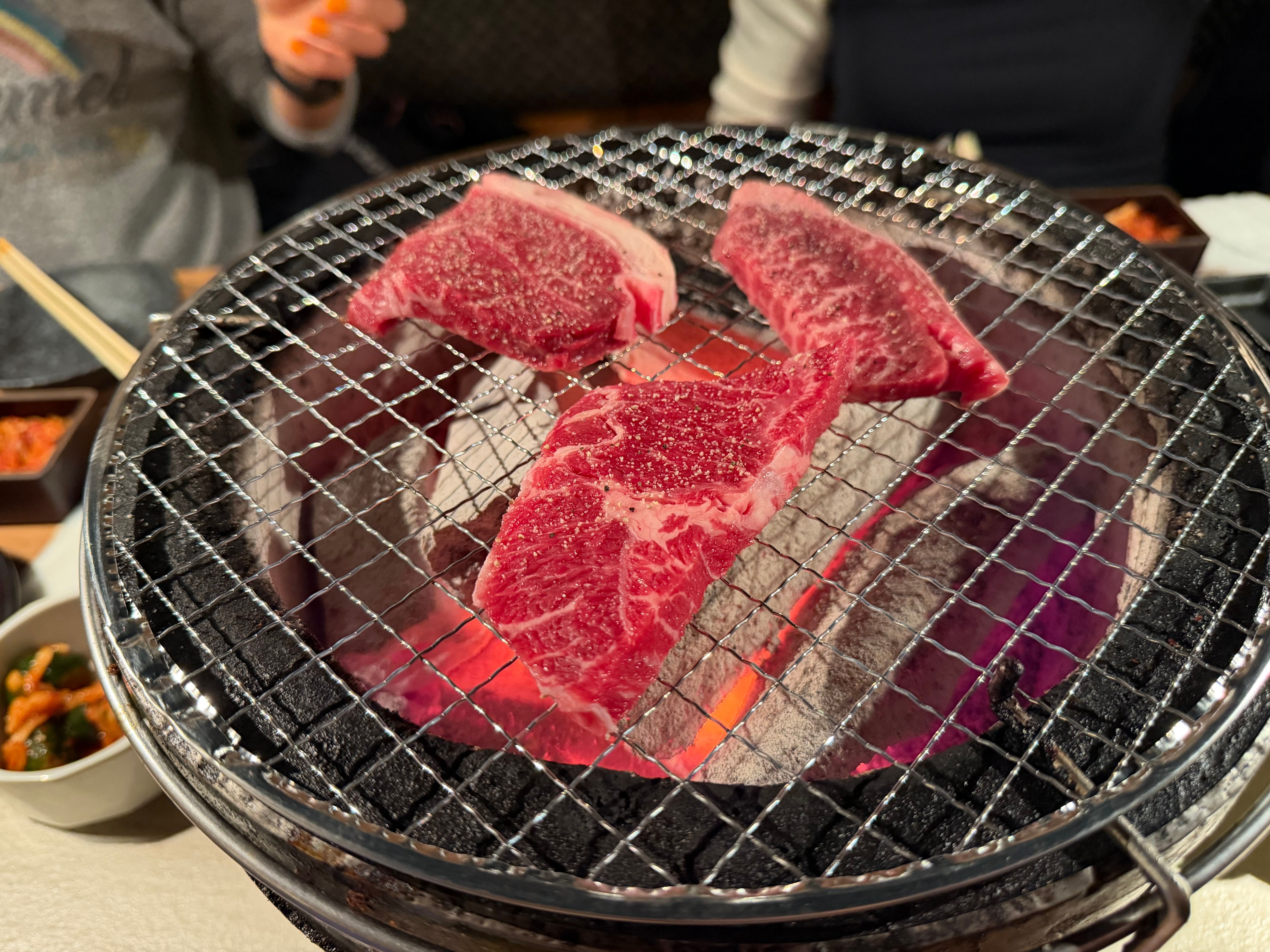 炭火焼きで食べる焼肉