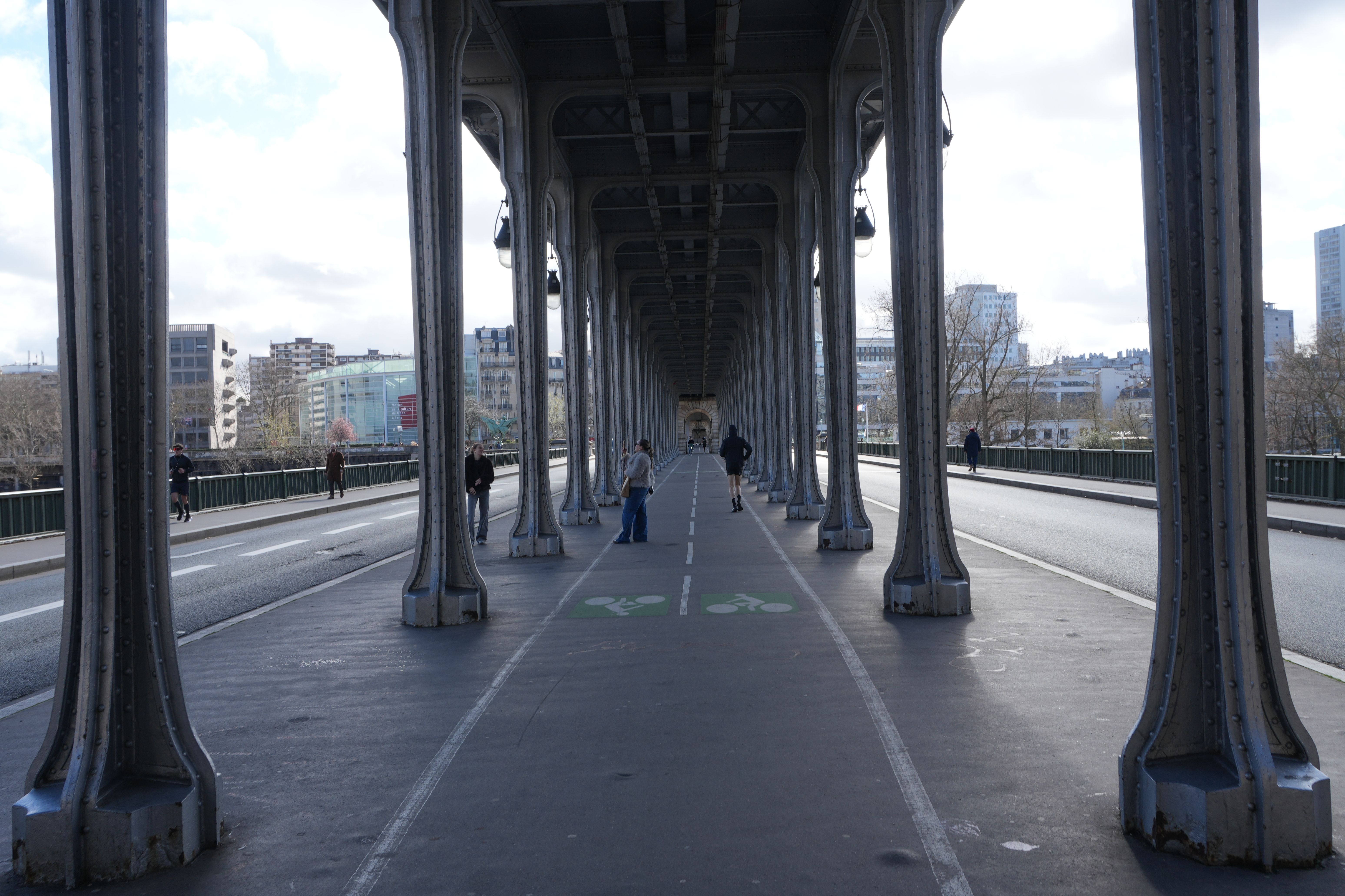 この橋の下のエリアは他の映画でもよく撮影で利用しています