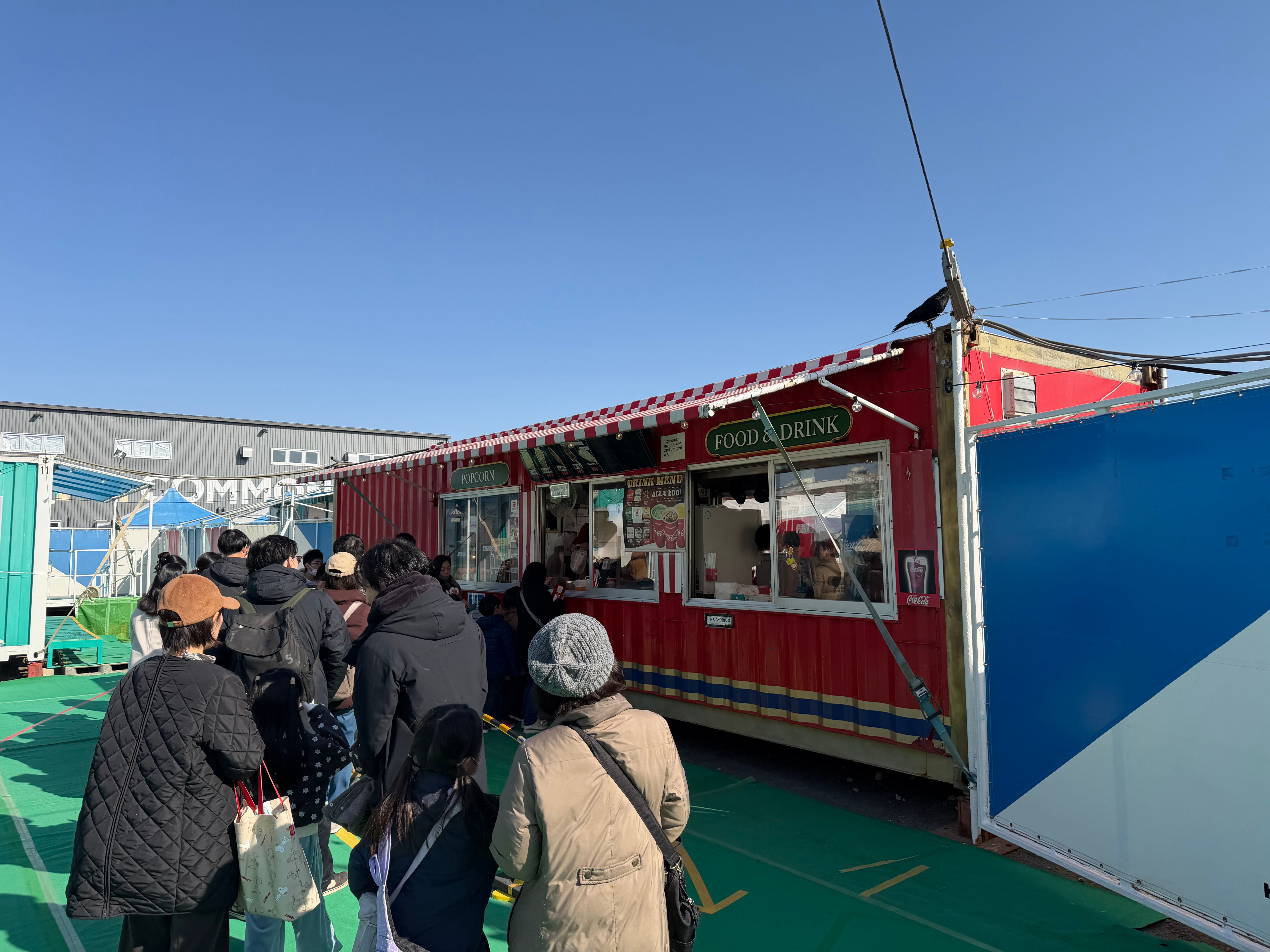 軽食を買ったあとふと振り向いたら行列でした