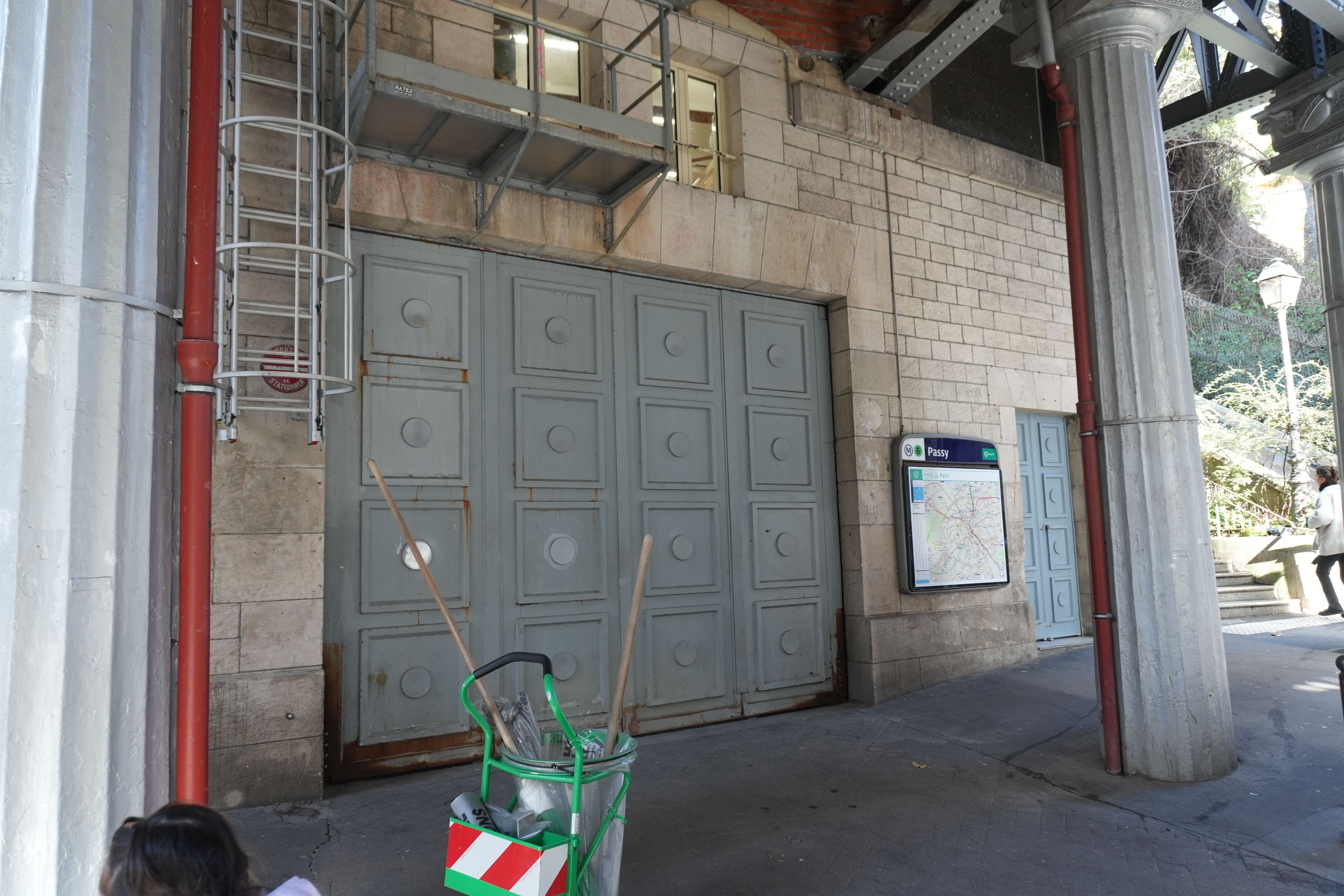 このドアの向こうに車は止まっているのか?