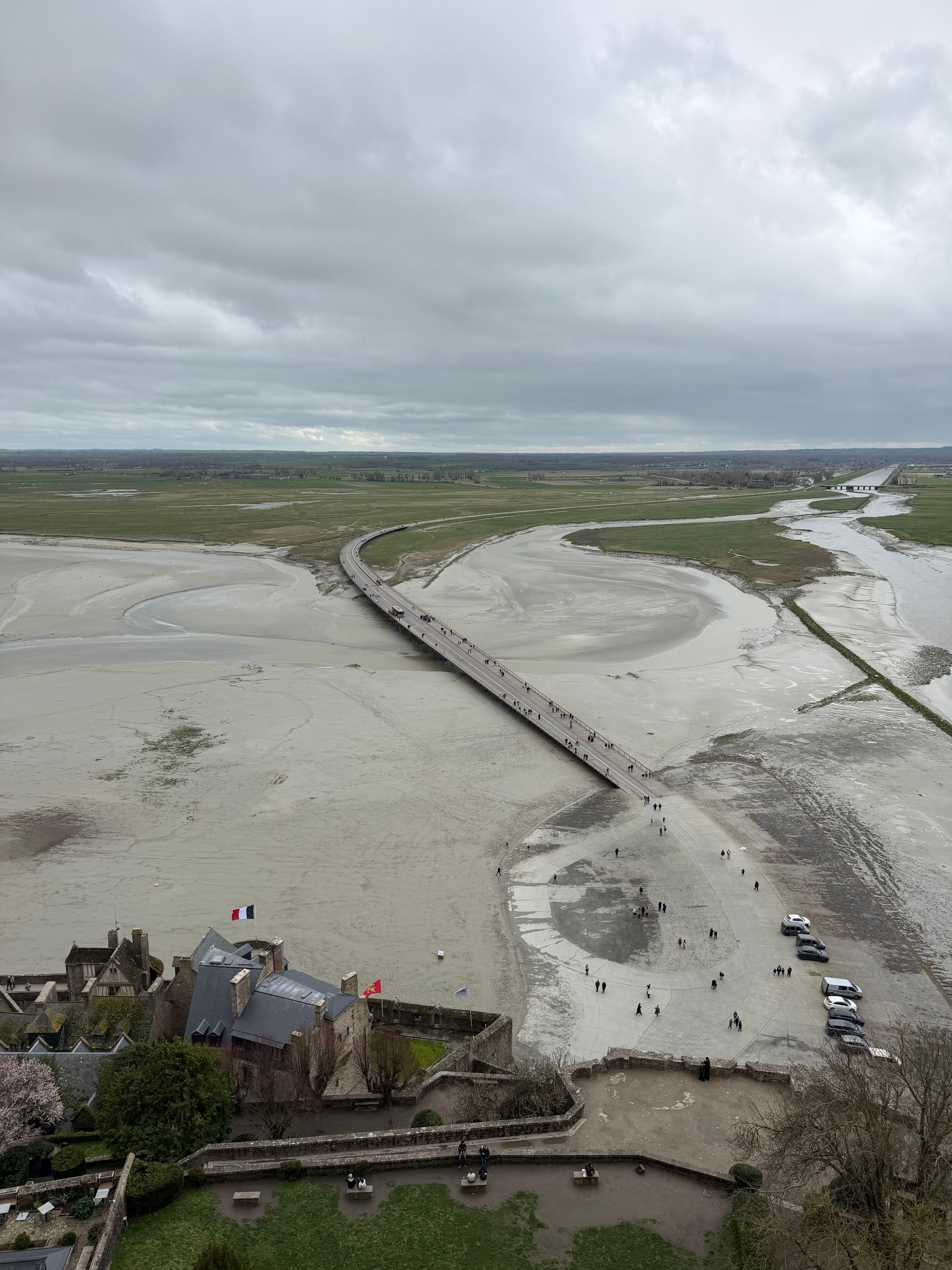 橋がだいぶ下に見えます