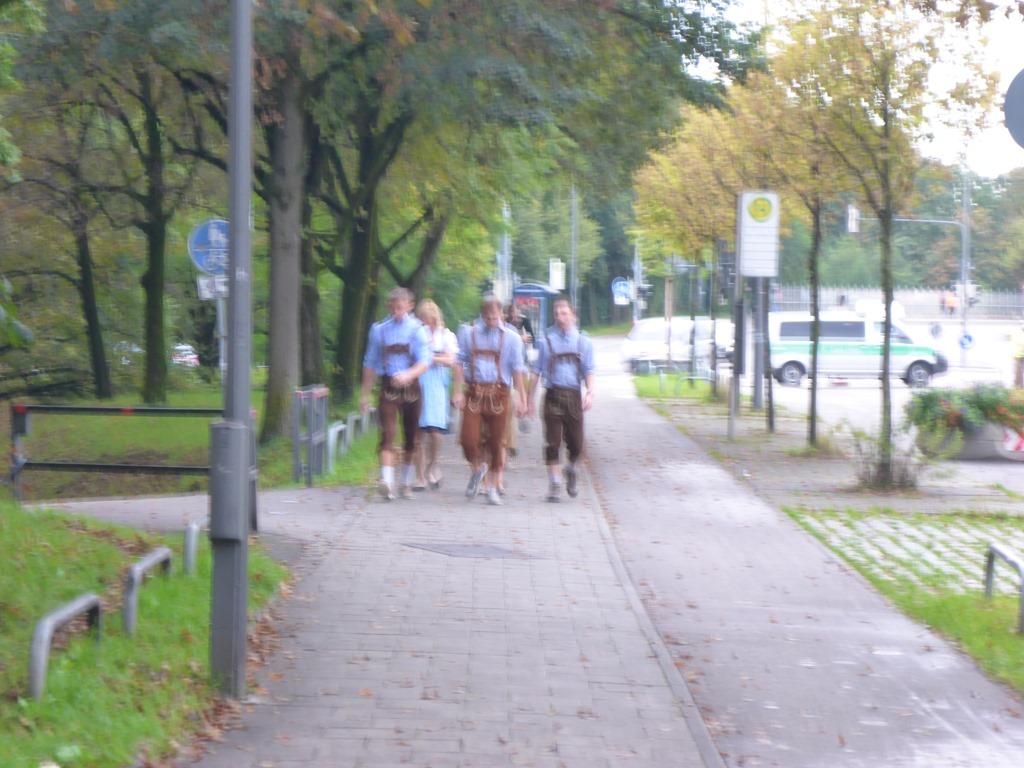 みなさん同じ格好をしています