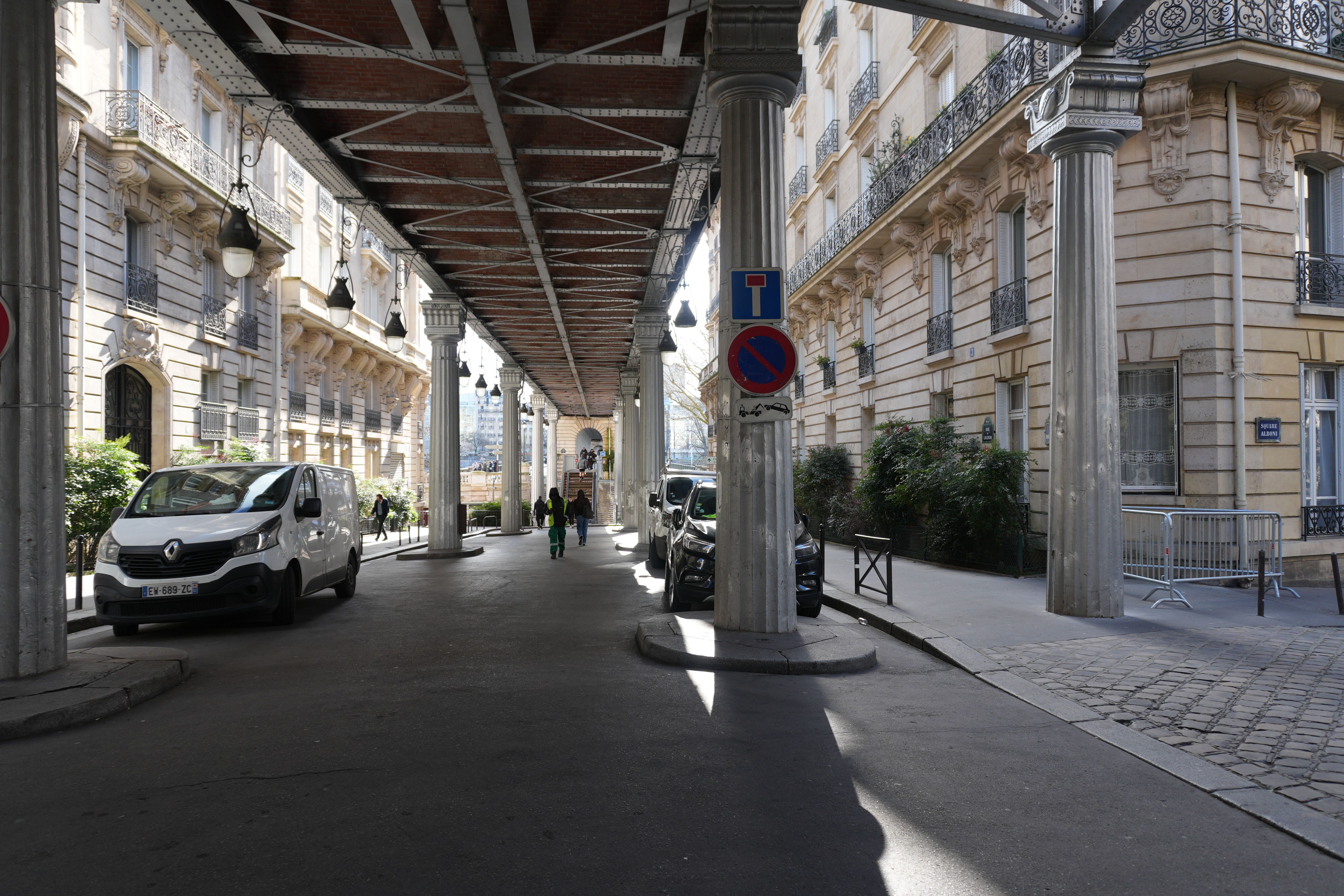 ミッションインポッシブルの警察官の後ろはここですよね