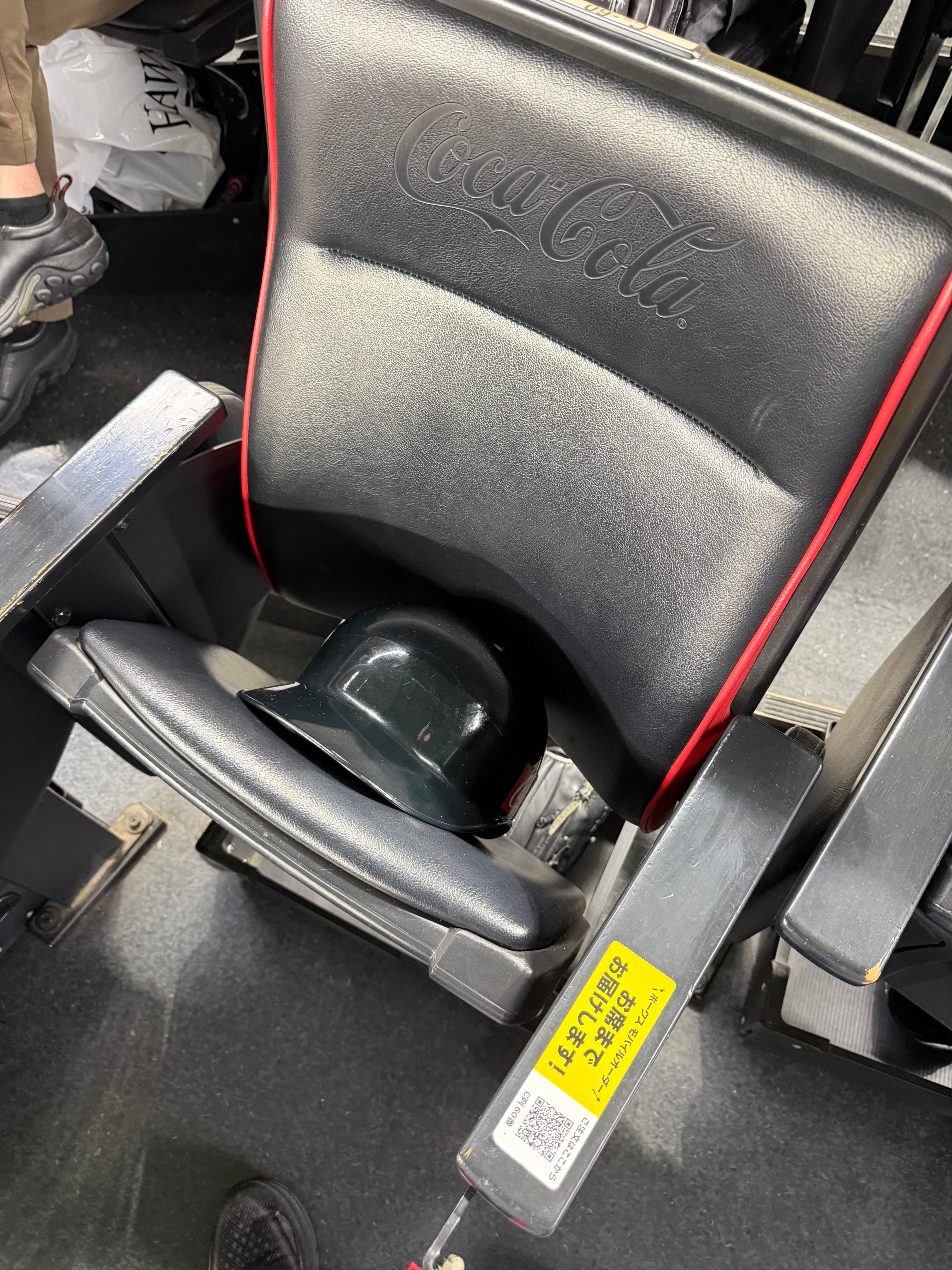 座席には年季の入ったヘルメットが