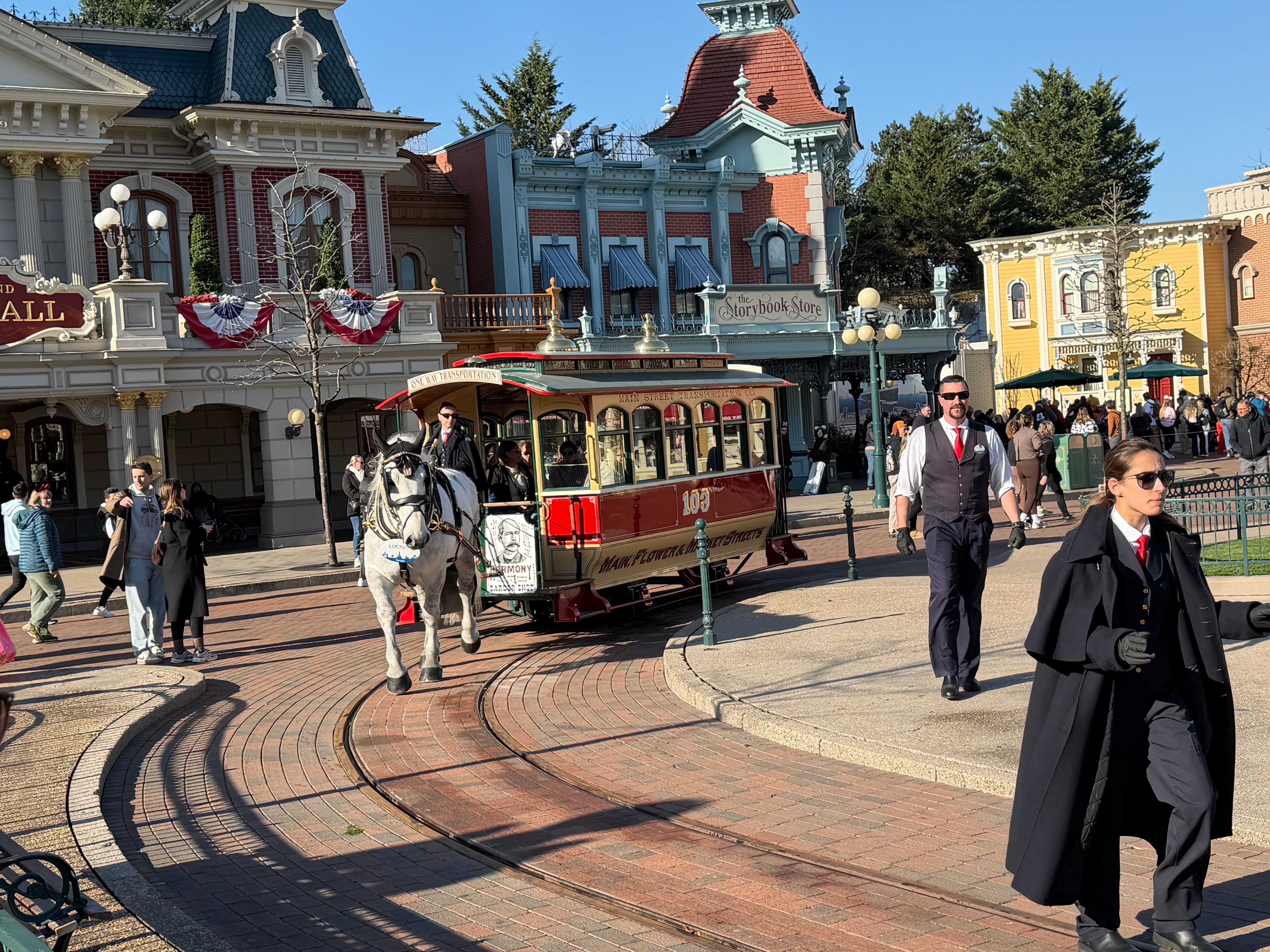 入ったらすぐに馬車の乗り場とか