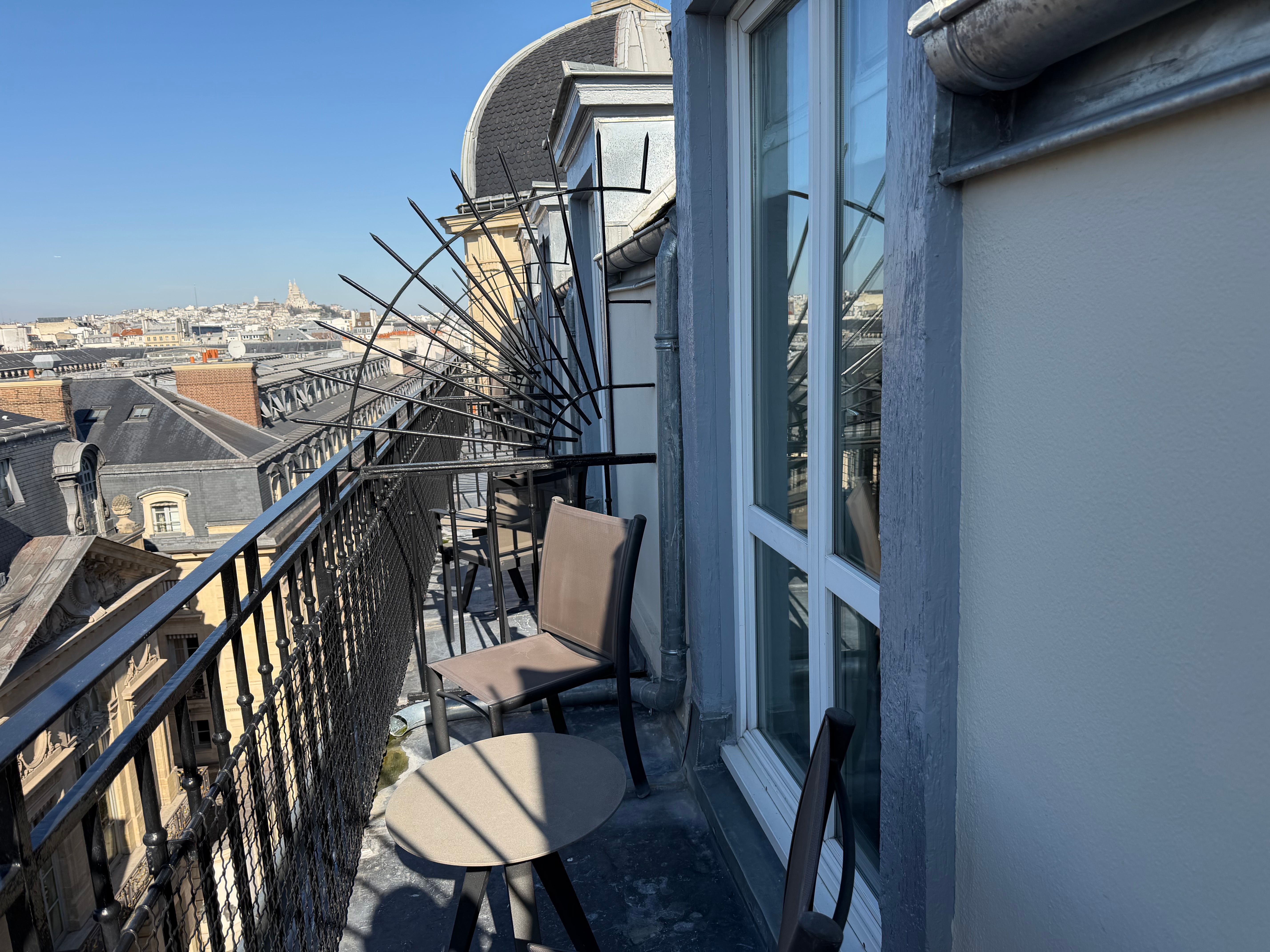 バルコニーがあってここでのんびりできますが、この時期は寒い