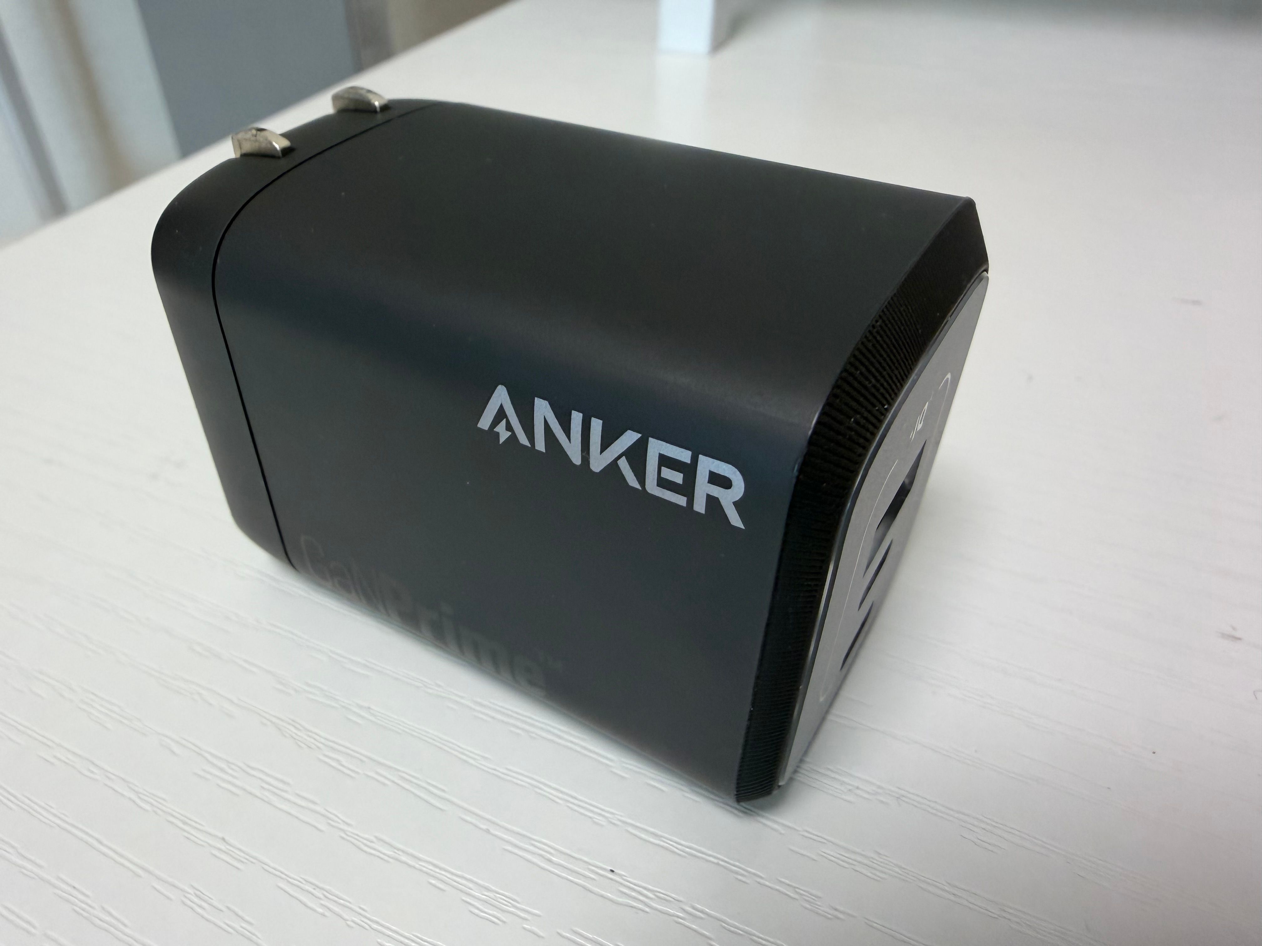 購入して最初は満足だったけど、USB-C は 2 つ使うことなく自宅で常用