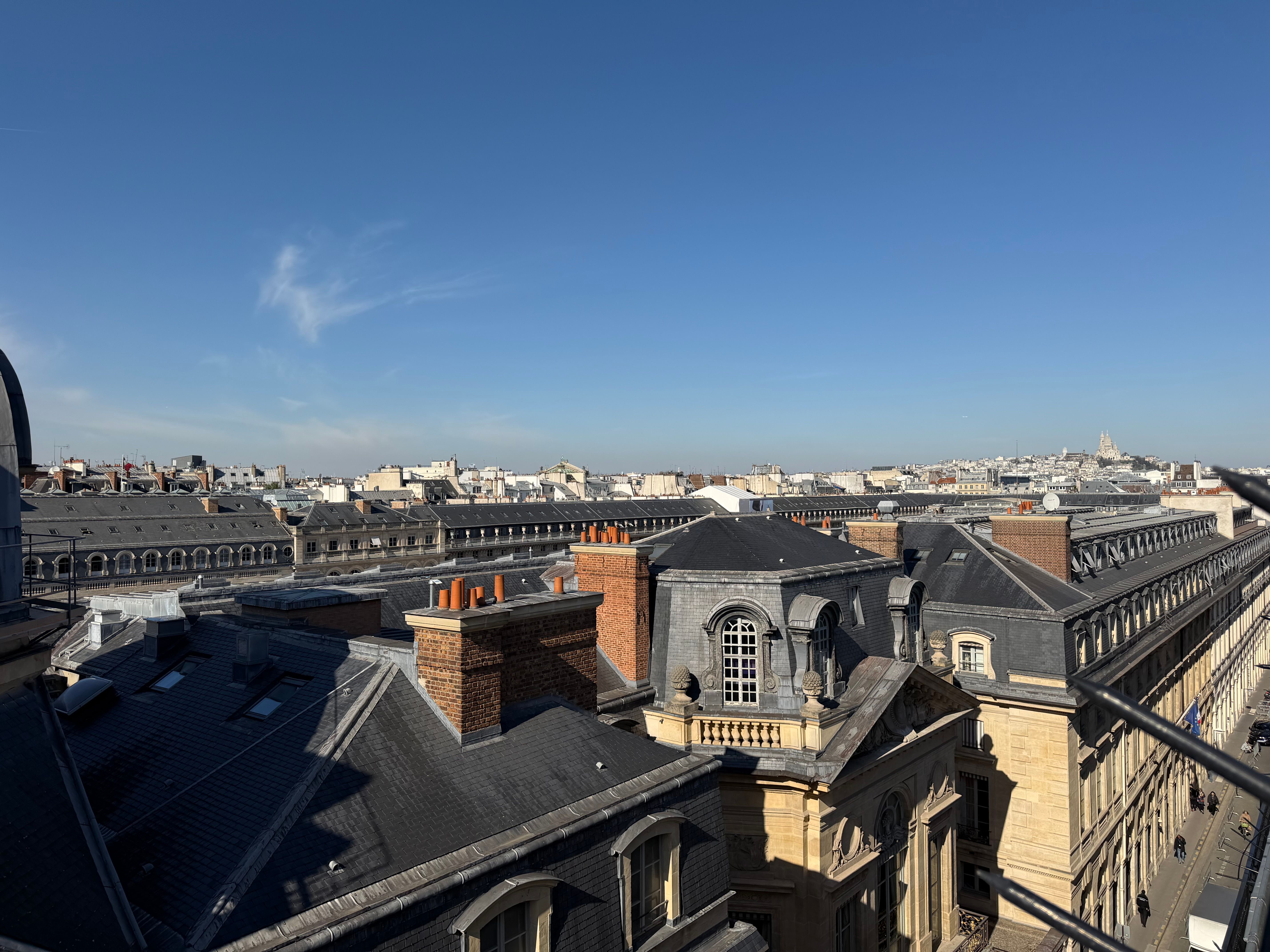 バルコニーの外はこんな感じで遠くまで見れます