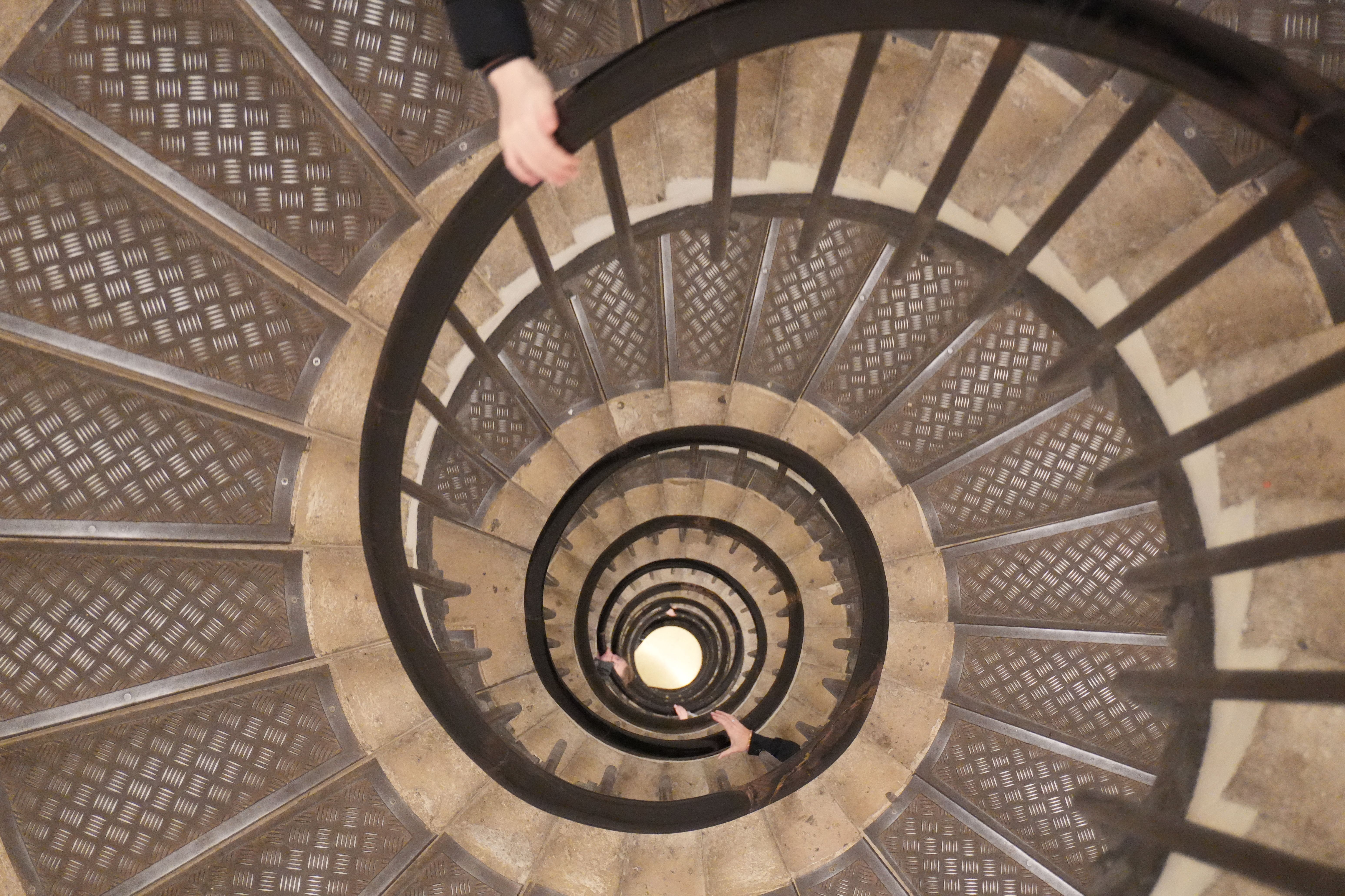 螺旋階段をしばらくのぼります、たまに休憩している人もいました