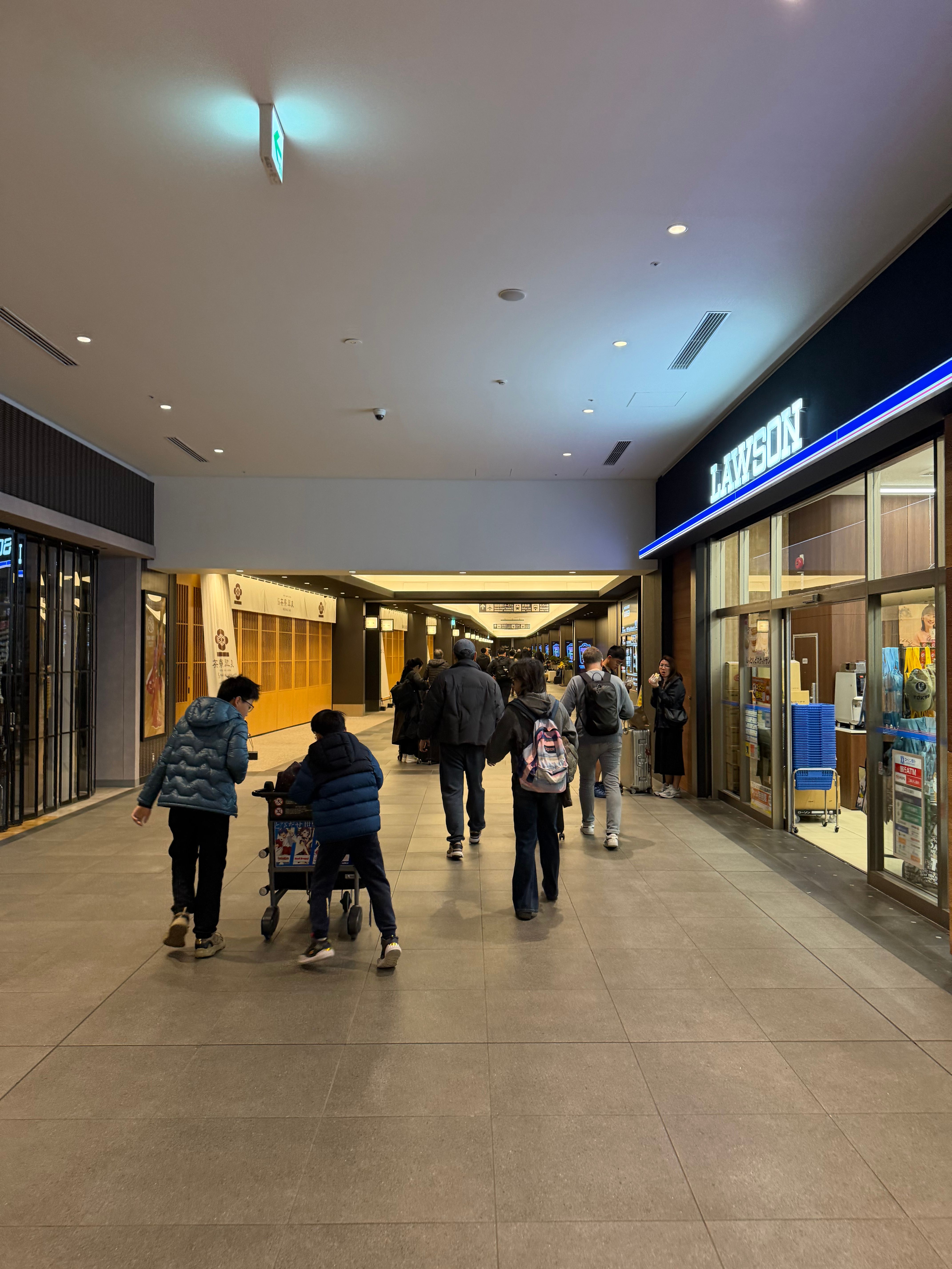 同じように空港に向かって歩く人たち