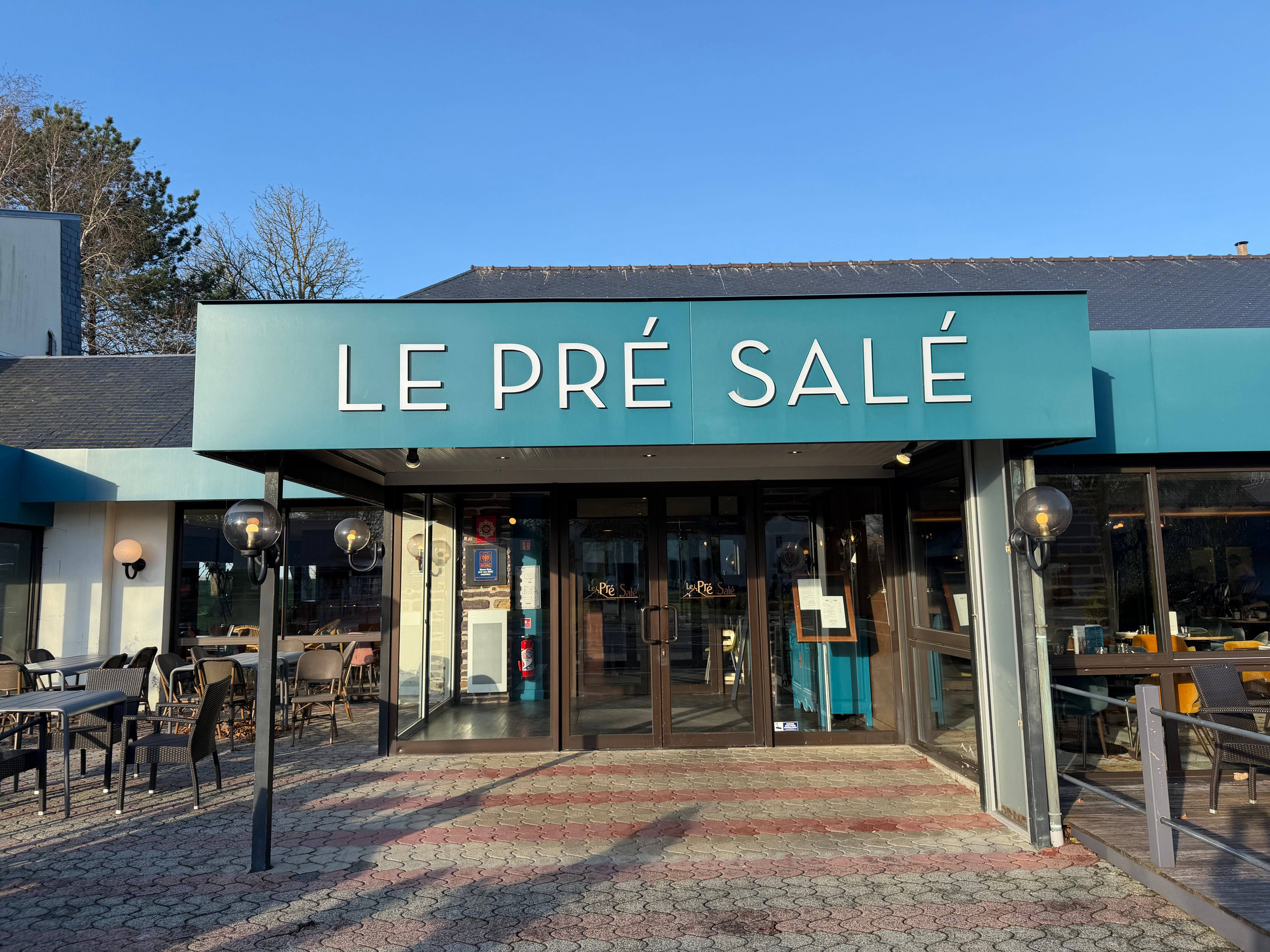 隣接しているレストラン、ディナーは 19:00 から、朝食会場にもなる