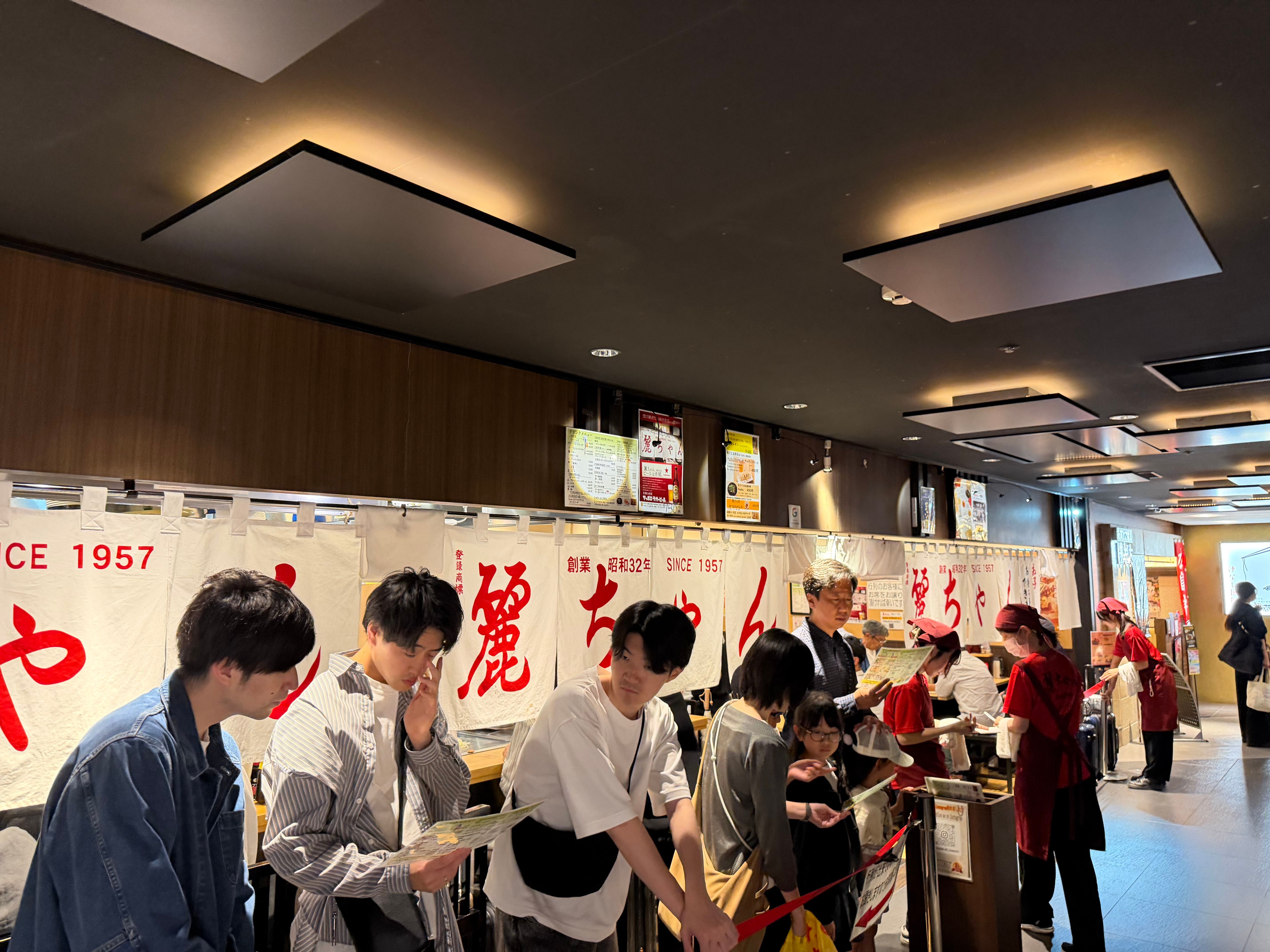 駅の1階にあるグルメエリアにあるお好み焼き