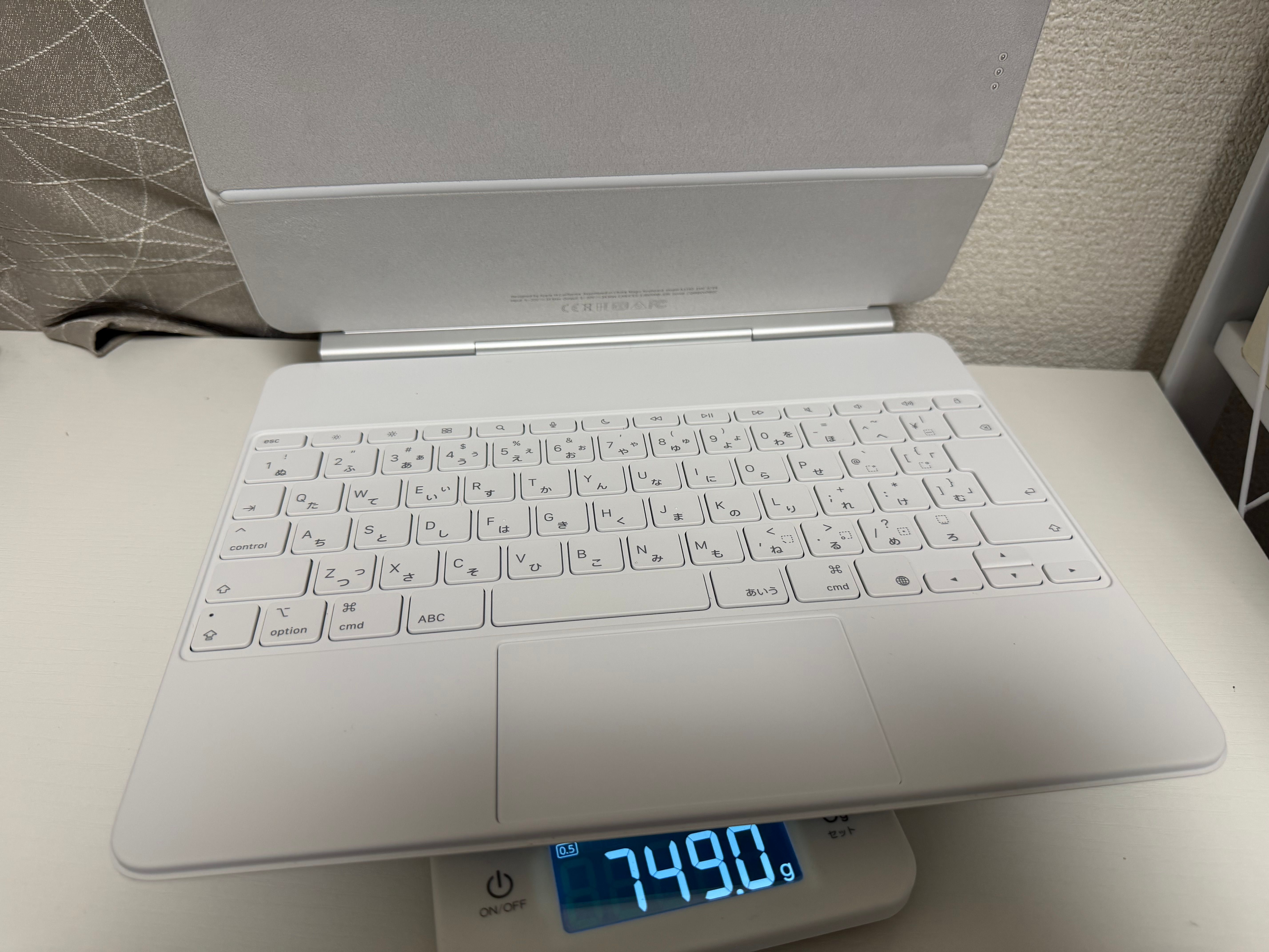 Apple の提供している Magic Keyboard は 749 g とそれなりの重さ