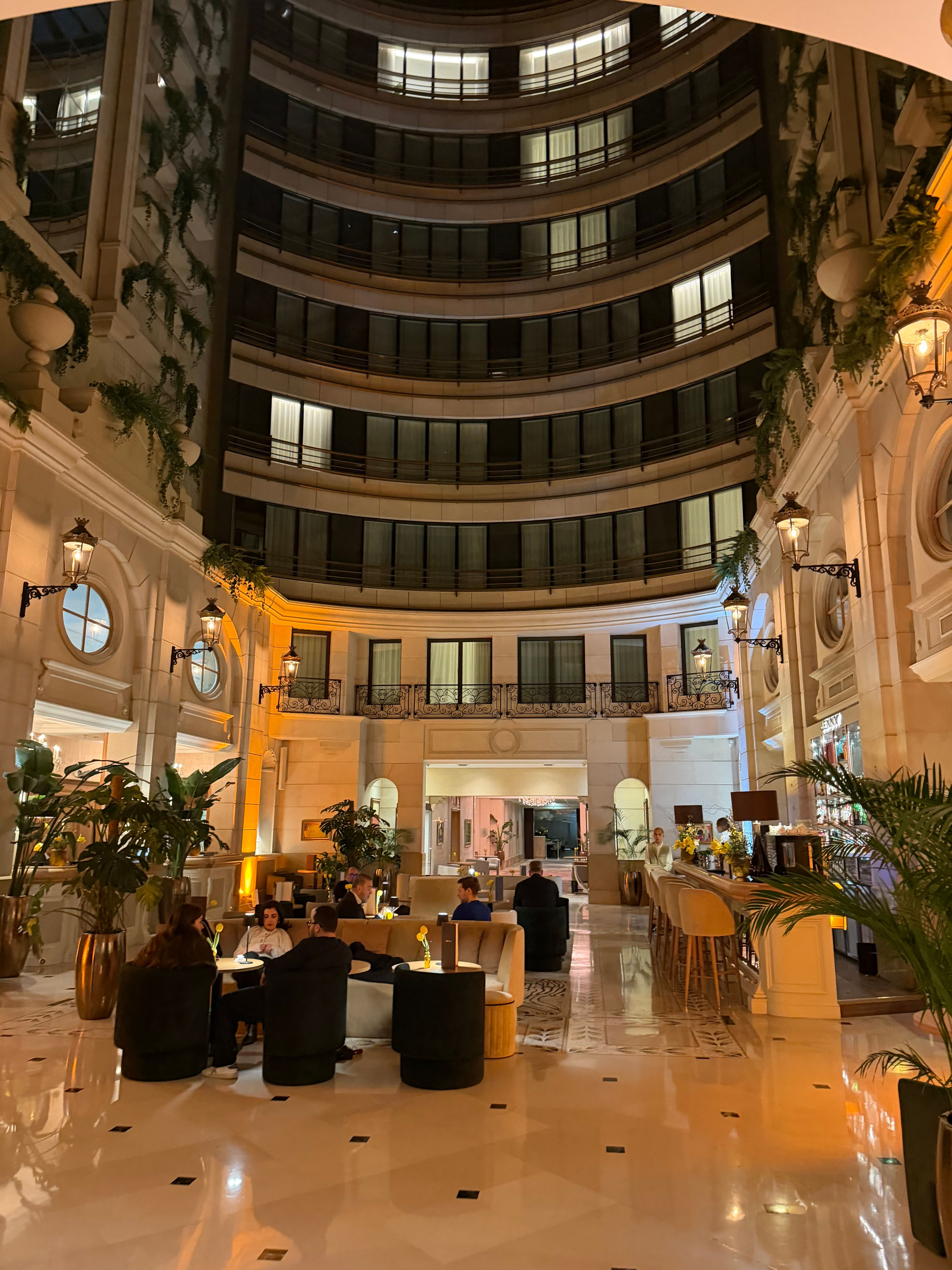 吹き抜けがいい感じの場所でチェックイン