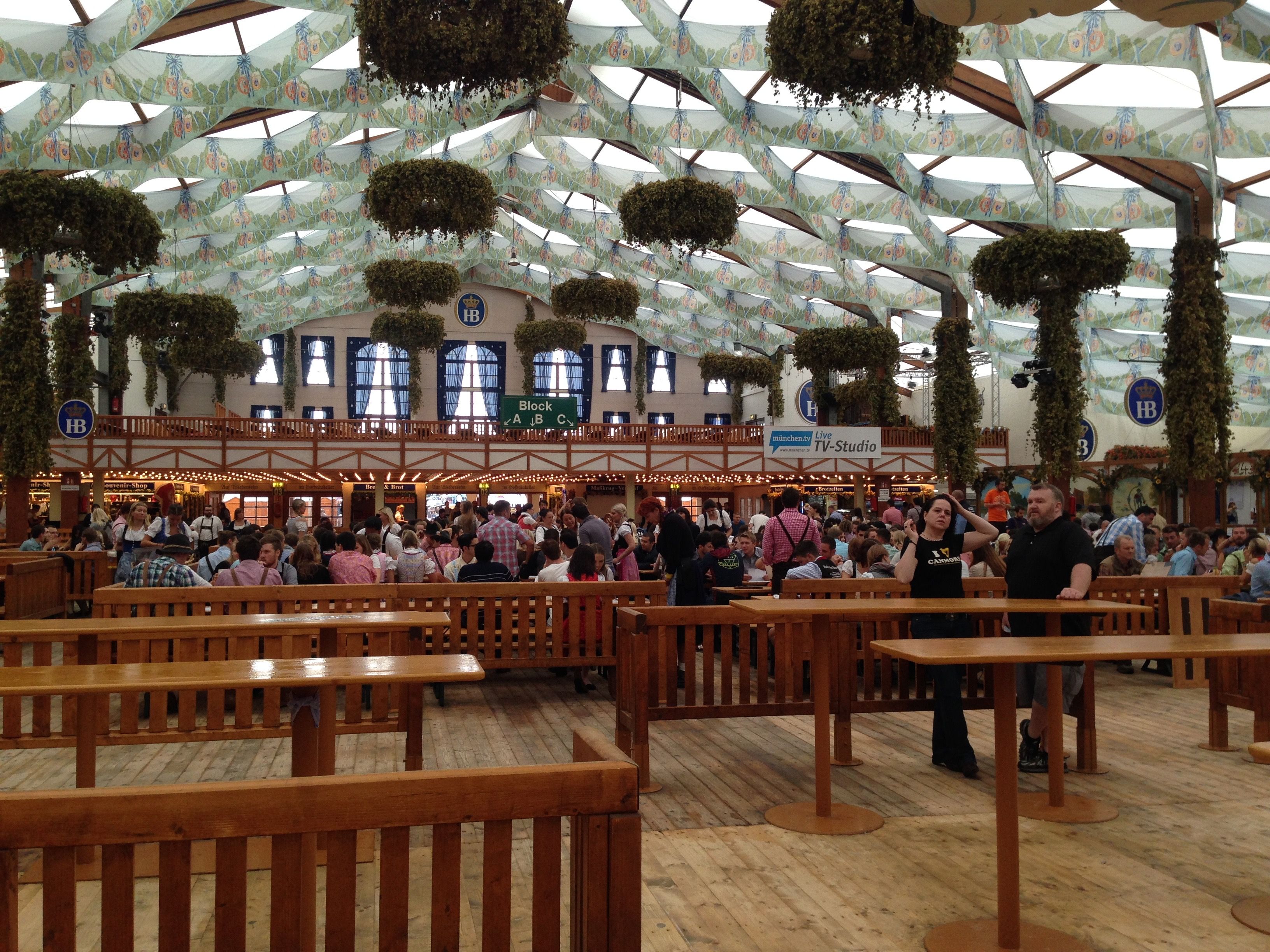 テントにはそこそこ空席が