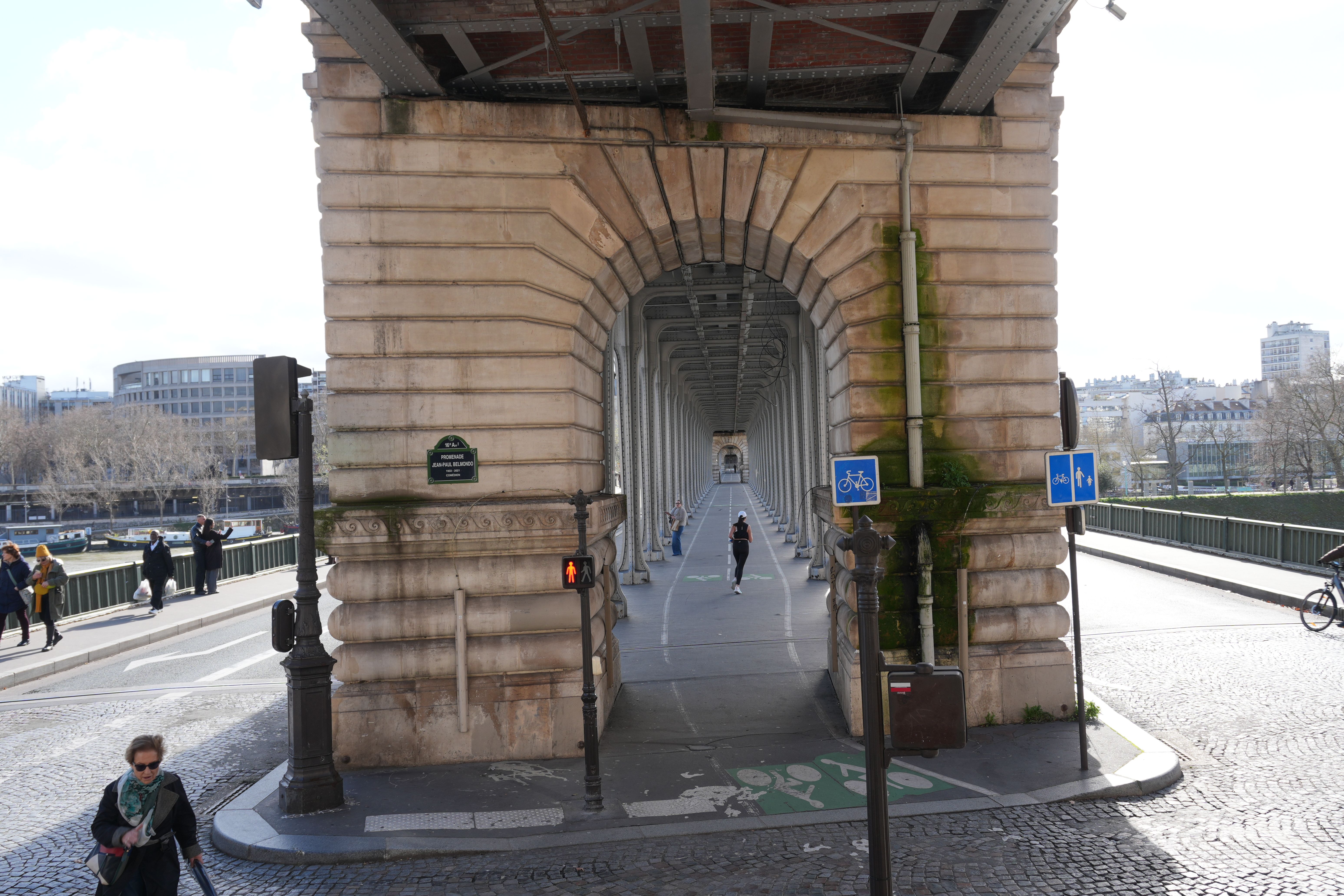 ここで現金と偽札を入れ替えている