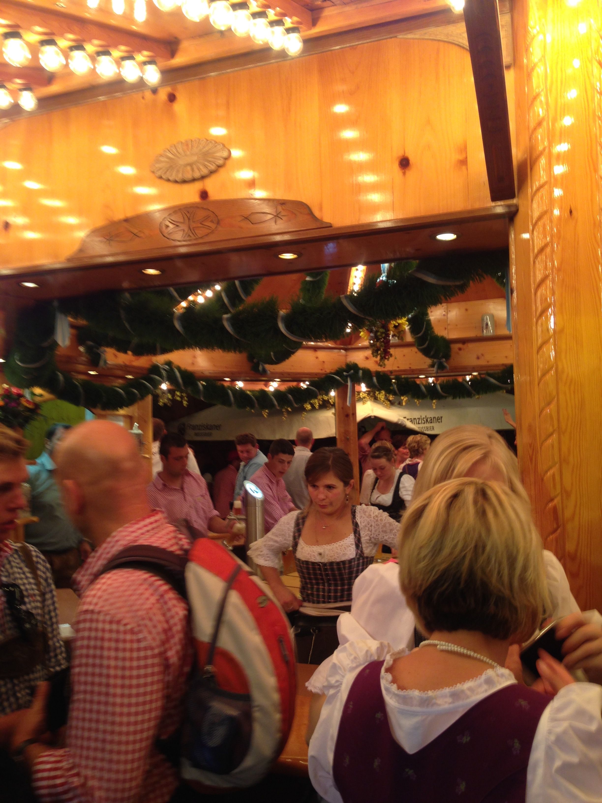 小さめのテントでビール