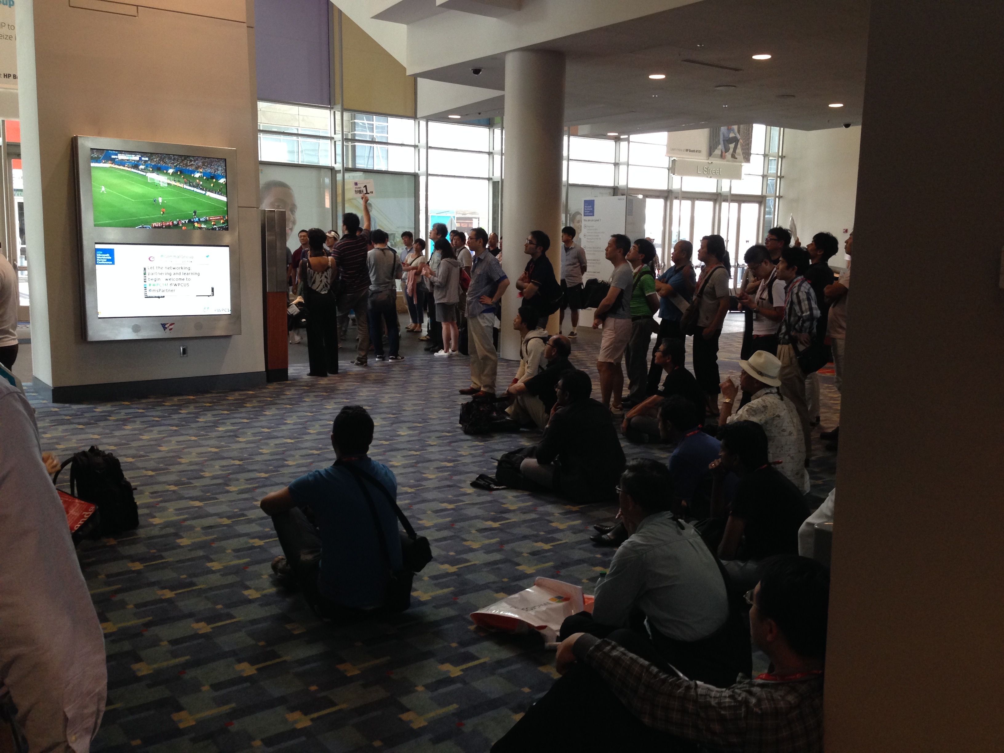 カンファレンスセンターでワールドカップ見てる人