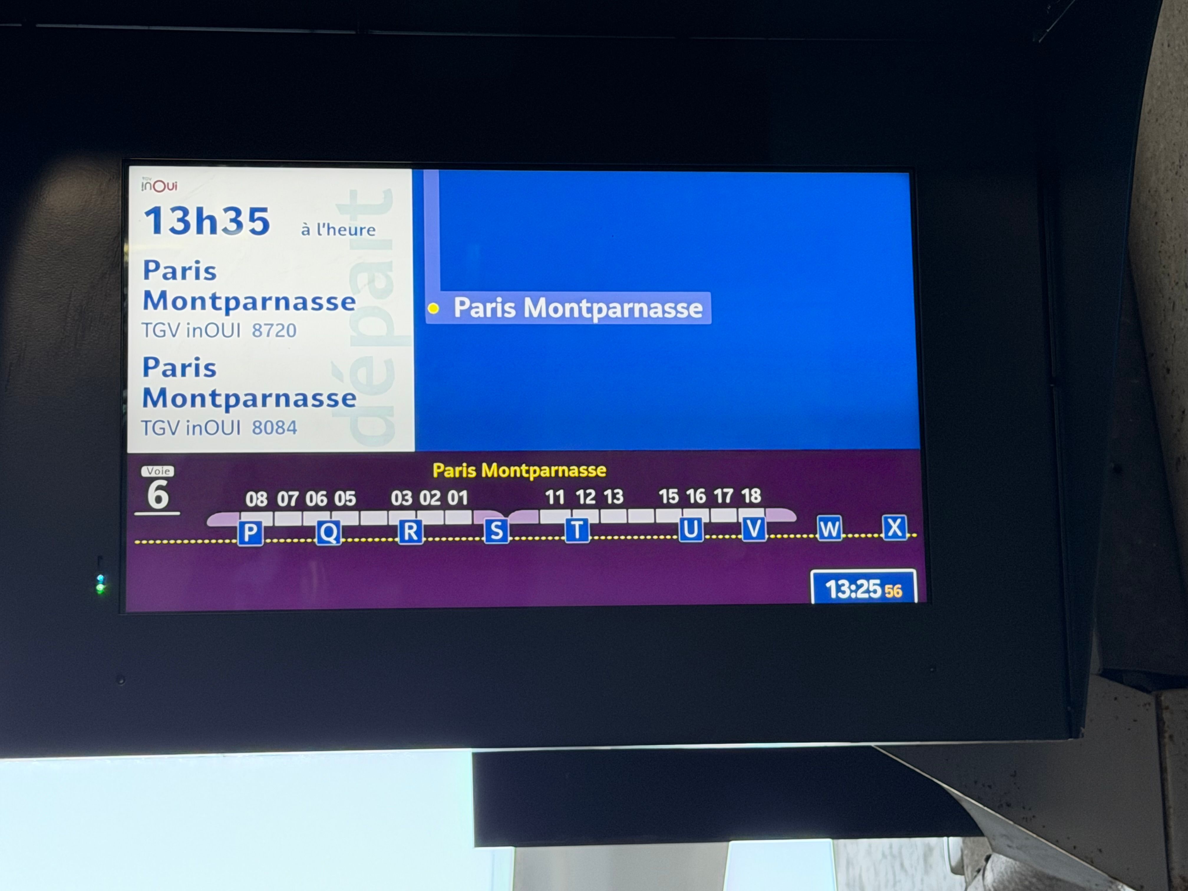 ２つの新幹線がこの駅に合流、号車によって乗る場所が違うので要注意