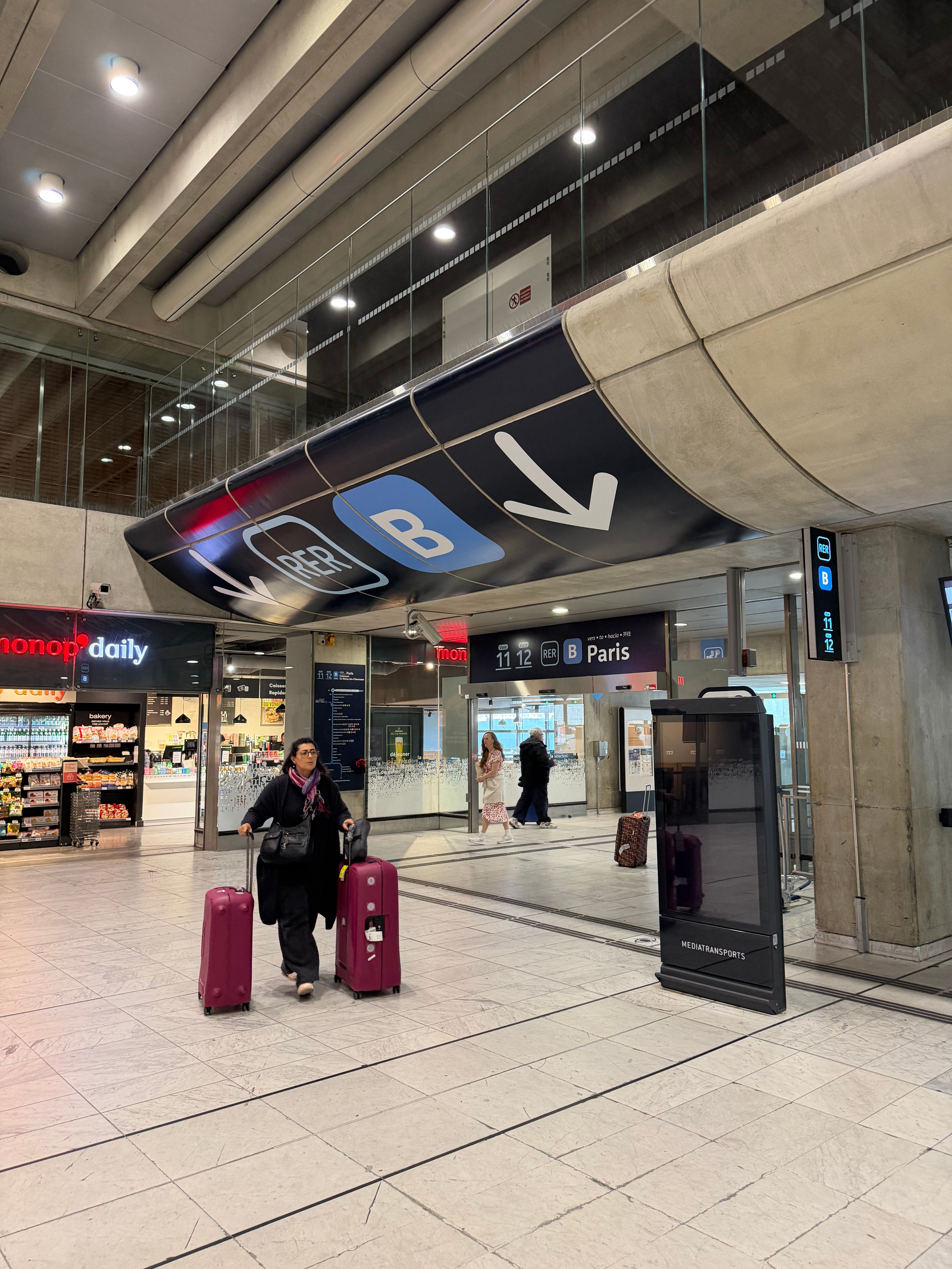 パリに向かう路線は B になります