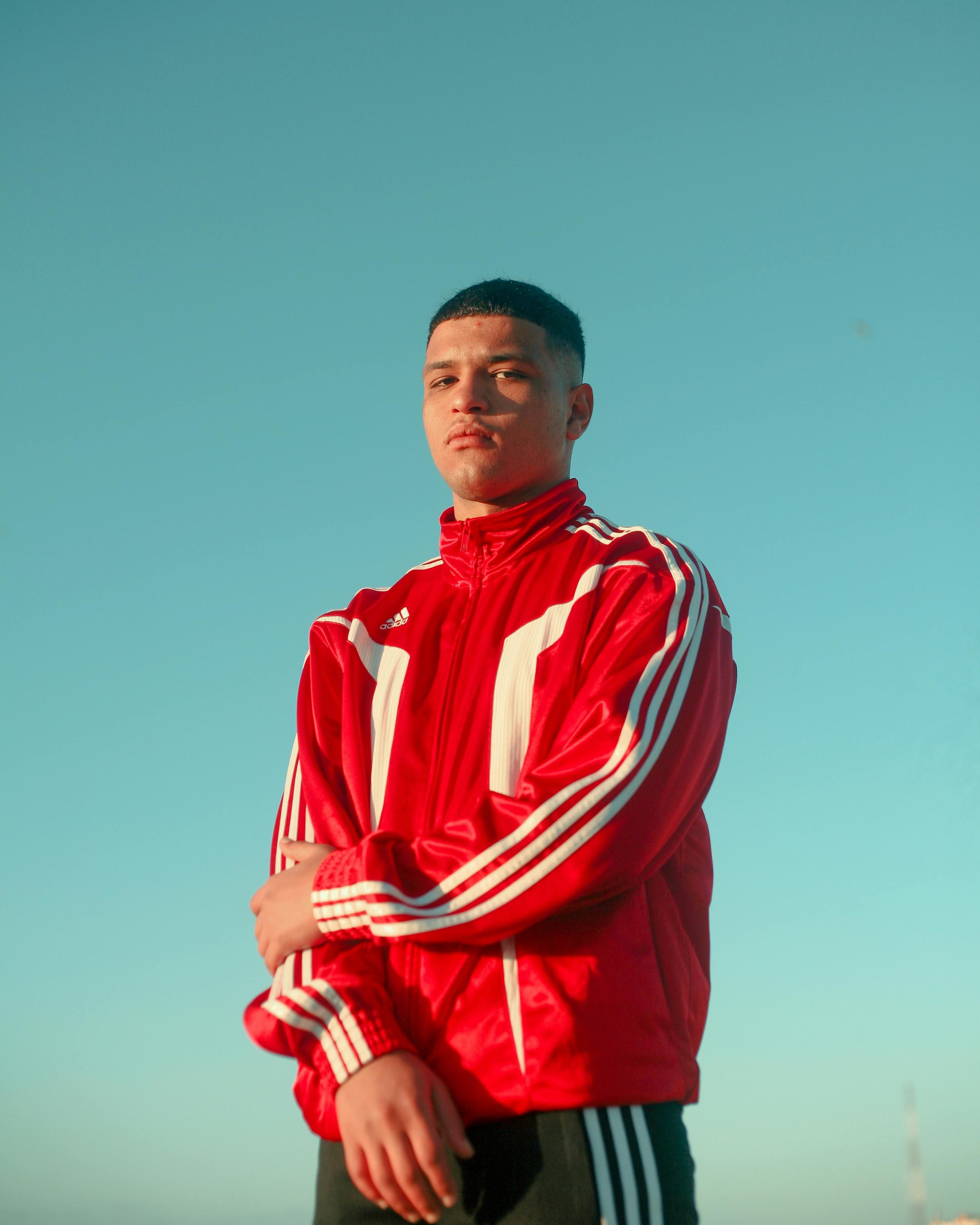 En ung kille i Adidas-jacka