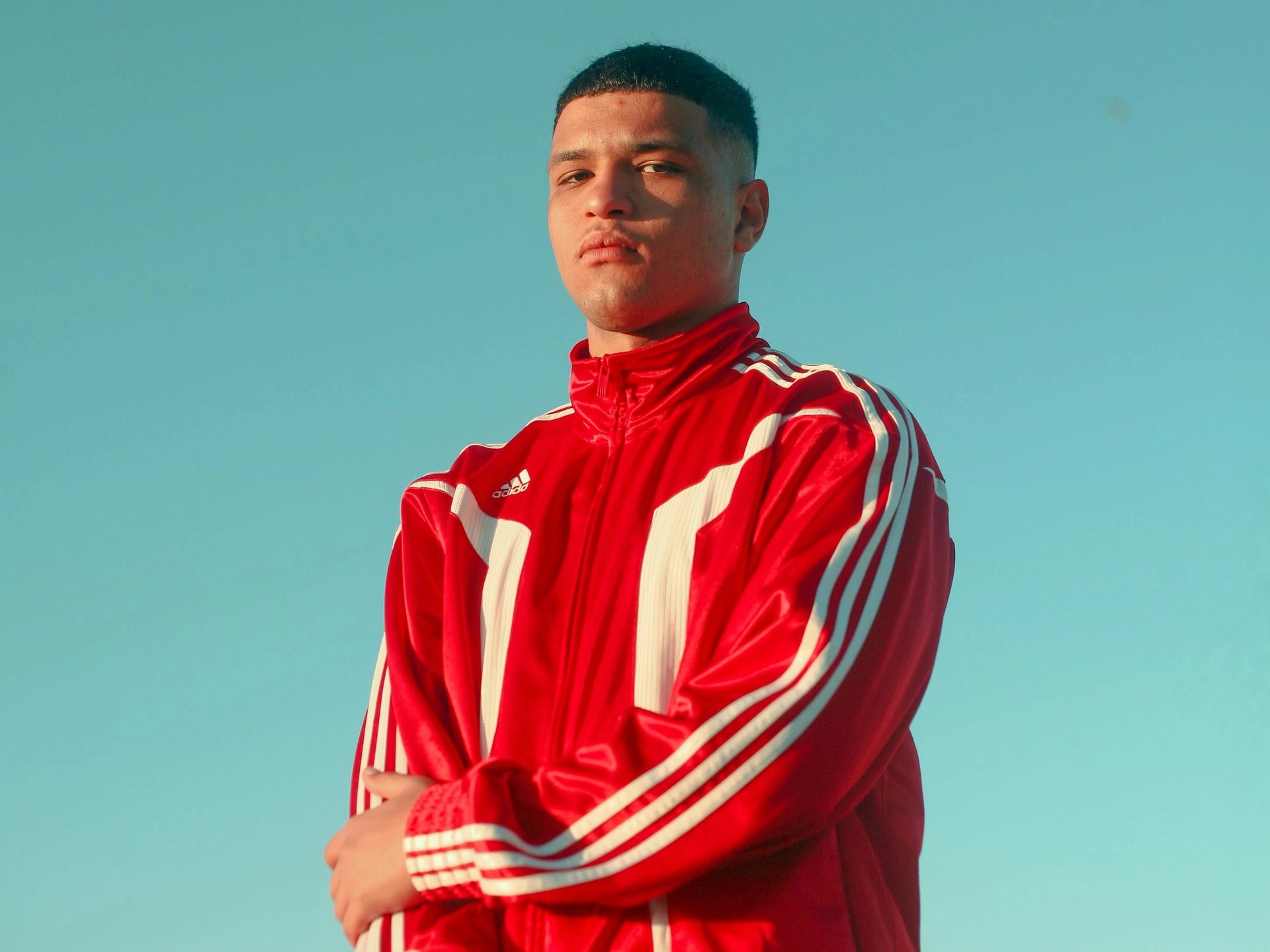 En ung kille i Adidas-jacka