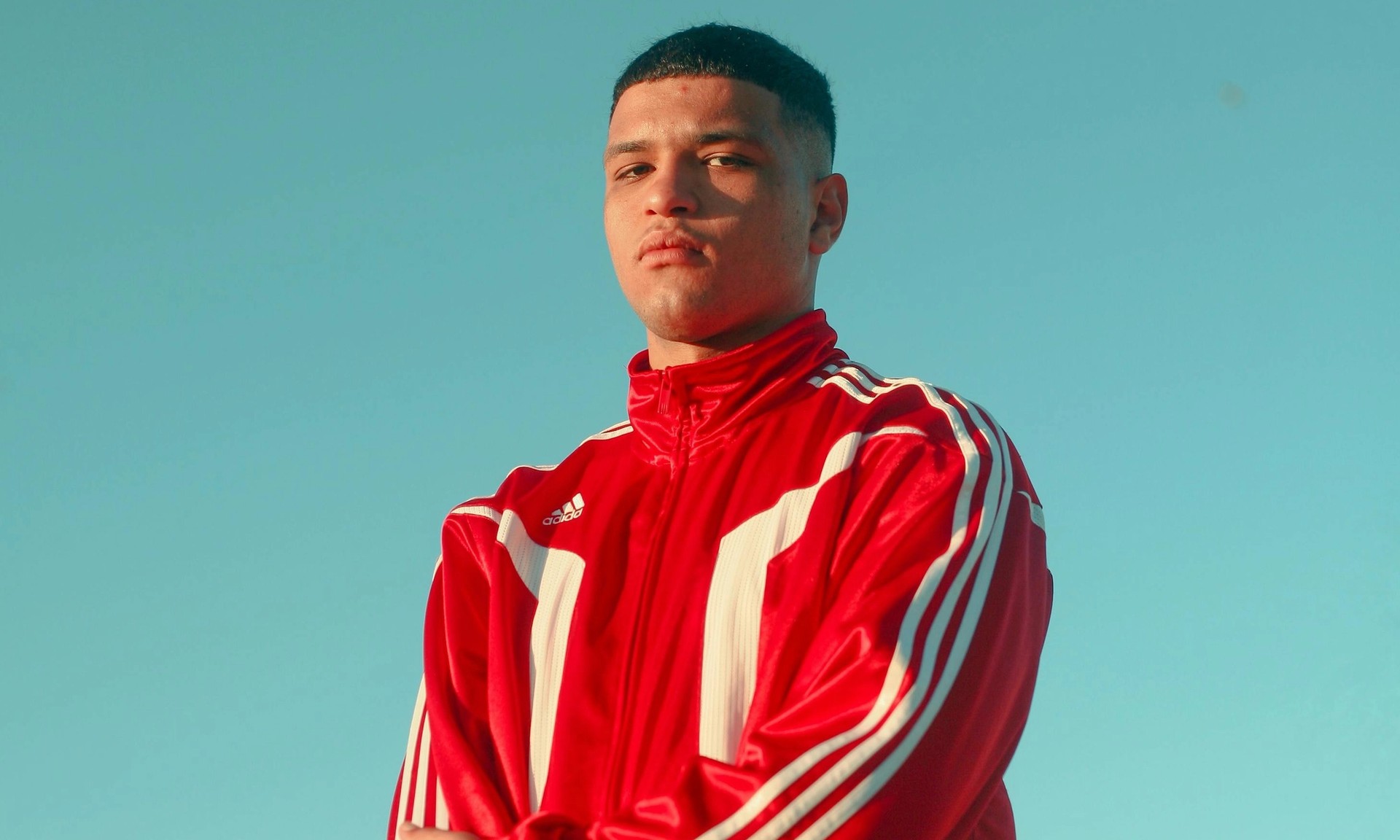 Ung kille med Adidas-jacka
