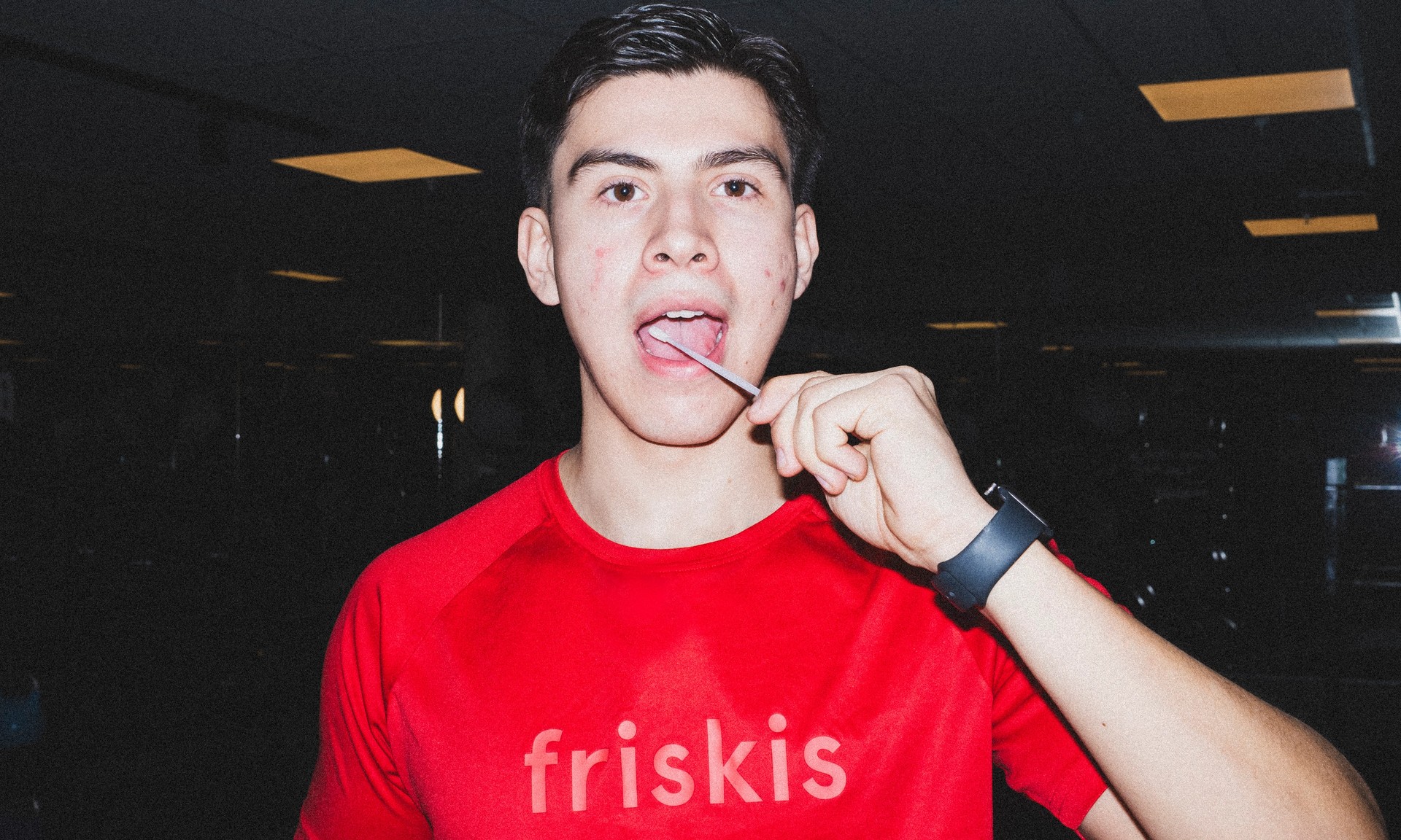 En ung man i träningskläder sitter på staplade trappsteg, med svensk text: "Mellan två set? Då har du tid att rädda liv". Längst ner syns logotyperna för Tobiasregistret och Friskis & Svettis.