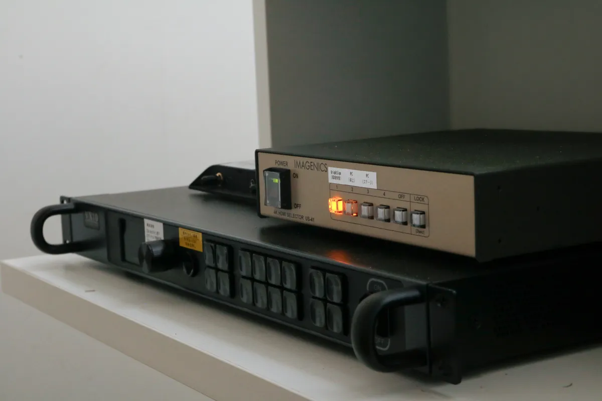 HDMIセレクターと電源ラック