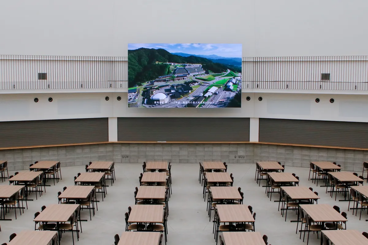 大型LEDビジョンに映像を映す VISON DOME の会場