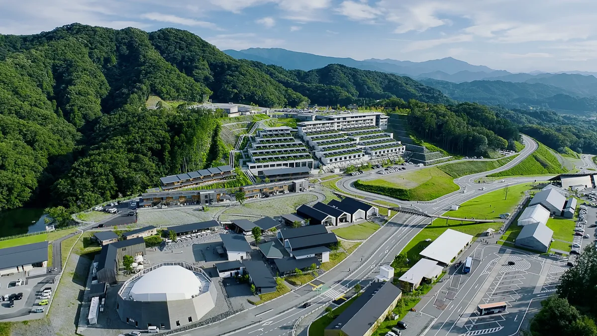 山あいに広がる商業リゾート VISON の全景