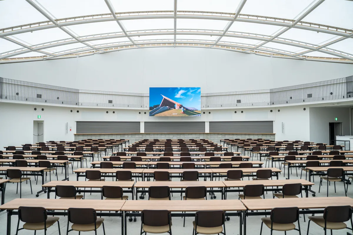 大型LEDビジョンを備えた VISON DOME の会場（スクール形式）