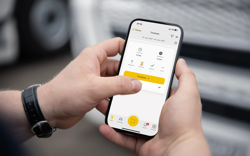 Håndverker bruker KI-basert mobilapp til å analysere et bilde av en installasjon og få sjekkliste for kontrollpunkt