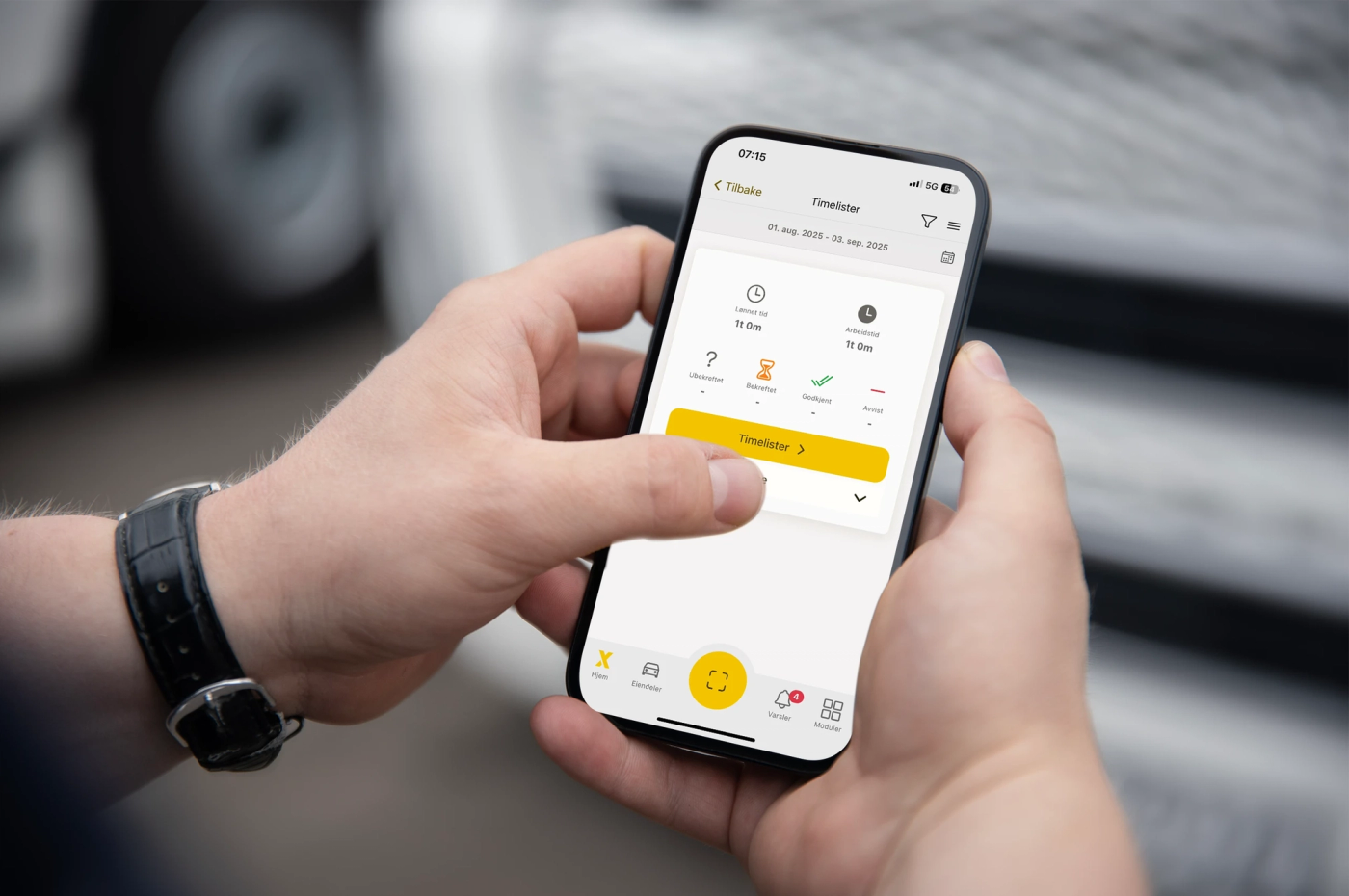 Håndverker bruker KI-basert mobilapp til å analysere et bilde av en installasjon og få sjekkliste for kontrollpunkt