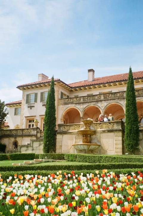 Couples walking through the Philbrook Museum gardens at sunset, romantic and cheap first date ideas in Tulsa Oklahoma, budget friendly dating spots