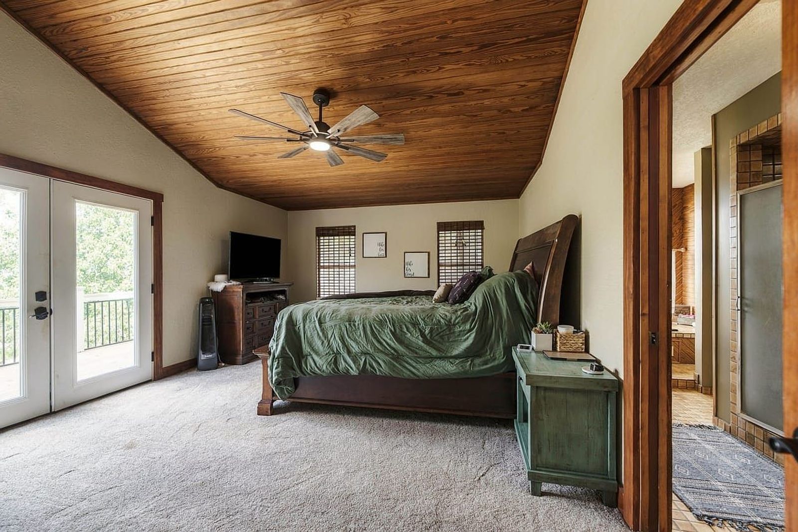 Primary suite, listing photo 20 of 30, 520 Flying R Ranch Rd, Spring Branch, TX 78070