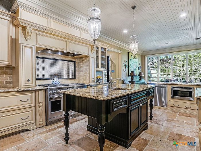 Listing photo 9 of 17, 914 Moonlight Dr, Canyon Lake, TX 78133