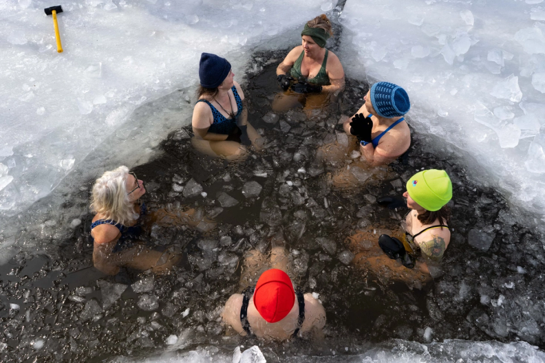 Women cold plunging together. Discover how long beginners should stay in for safe thermogenesis.